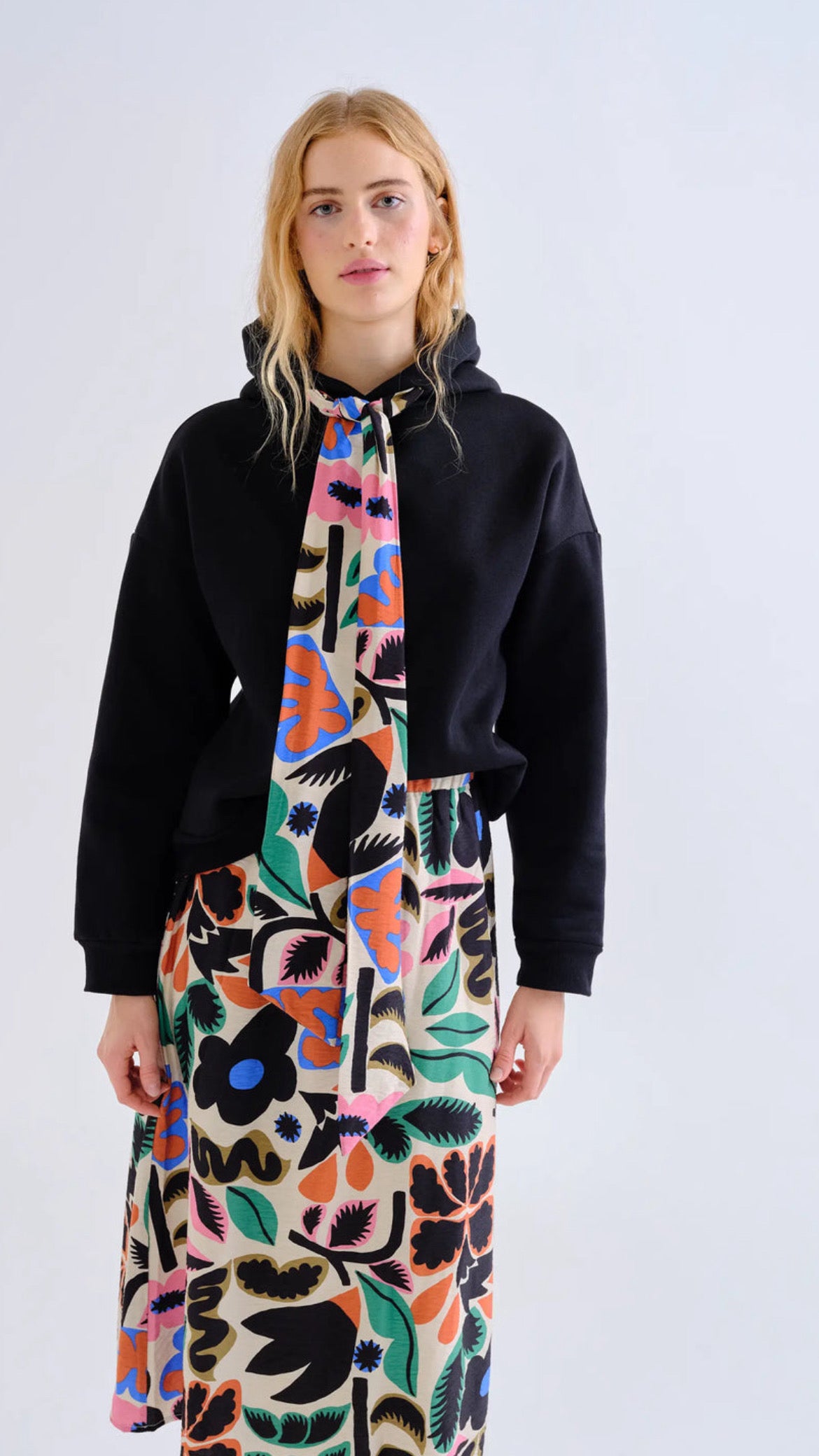 Sudadera negra con lazada estampada Neo Garden