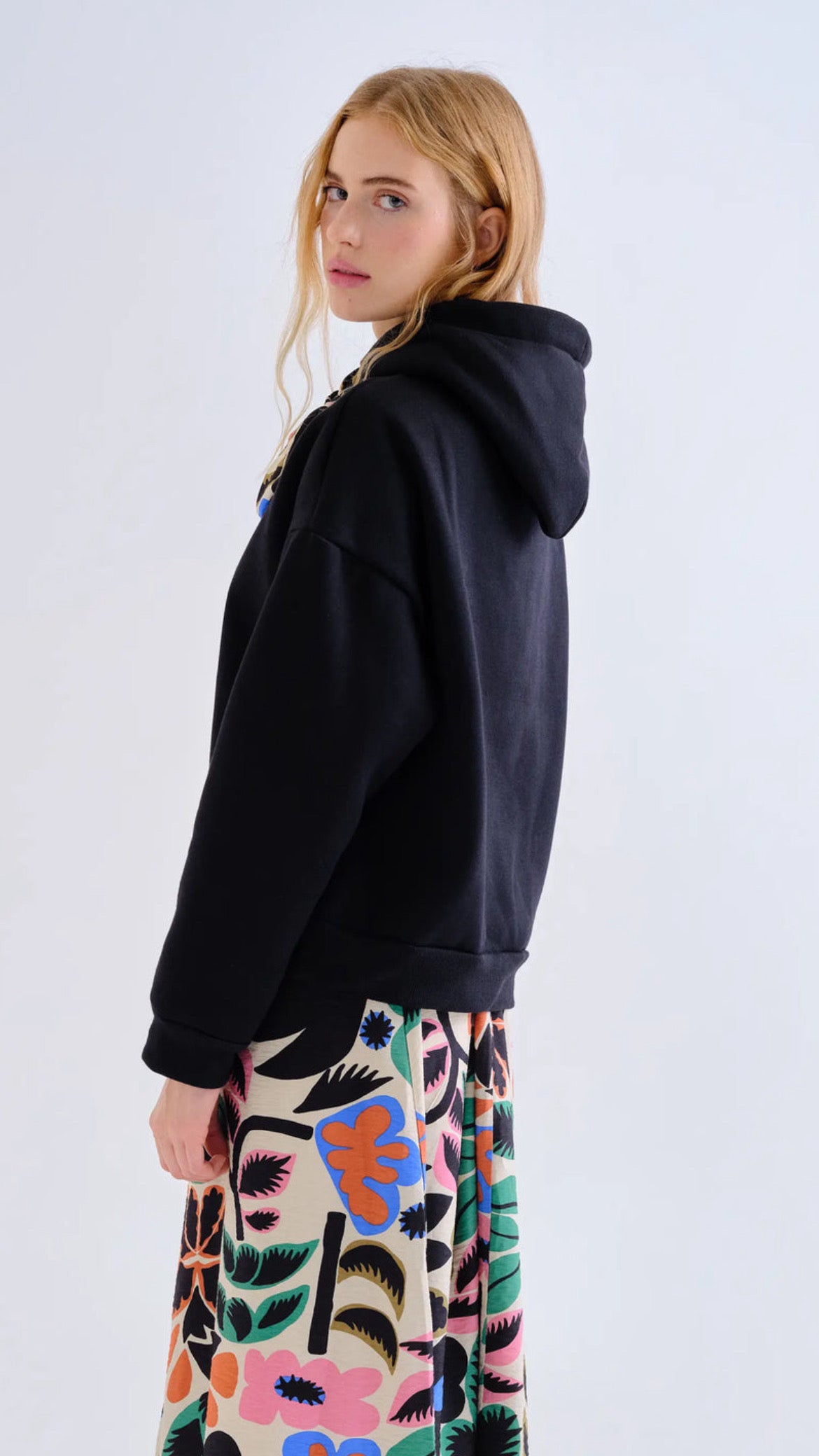 Sudadera negra con lazada estampada Neo Garden