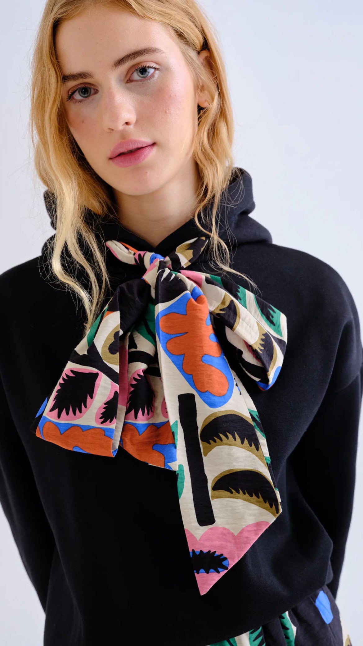 Sudadera negra con lazada estampada Neo Garden
