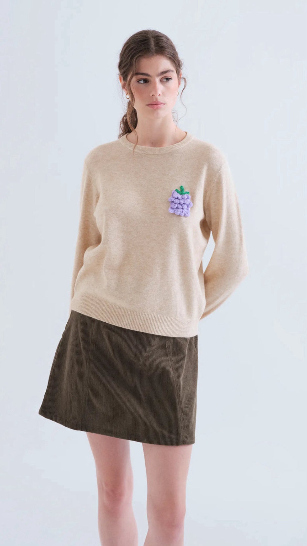 Jersey punto beige con detalle de uva