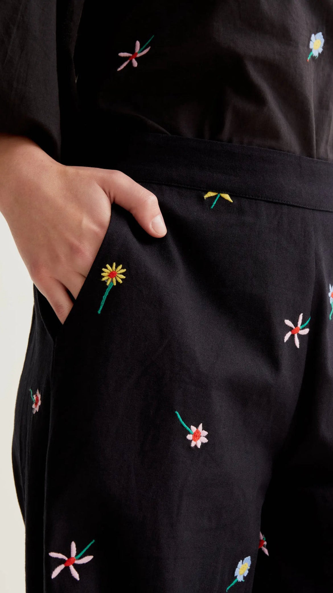 Pantalón con estampado Black Gardener Flowers