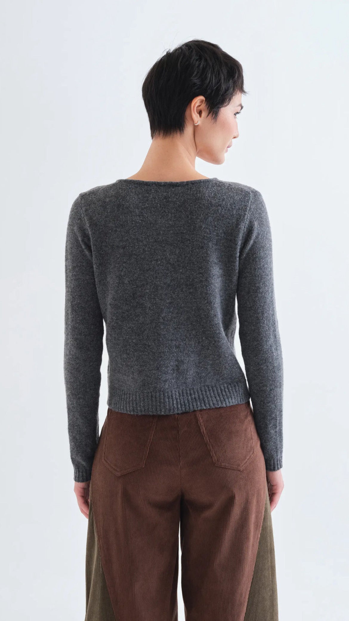 Cárdigan gris oscuro con botones de corazón rojo
