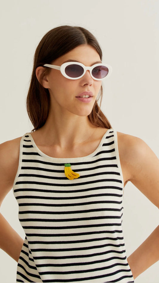 Top de rayas blanco y negro con bordados de banana