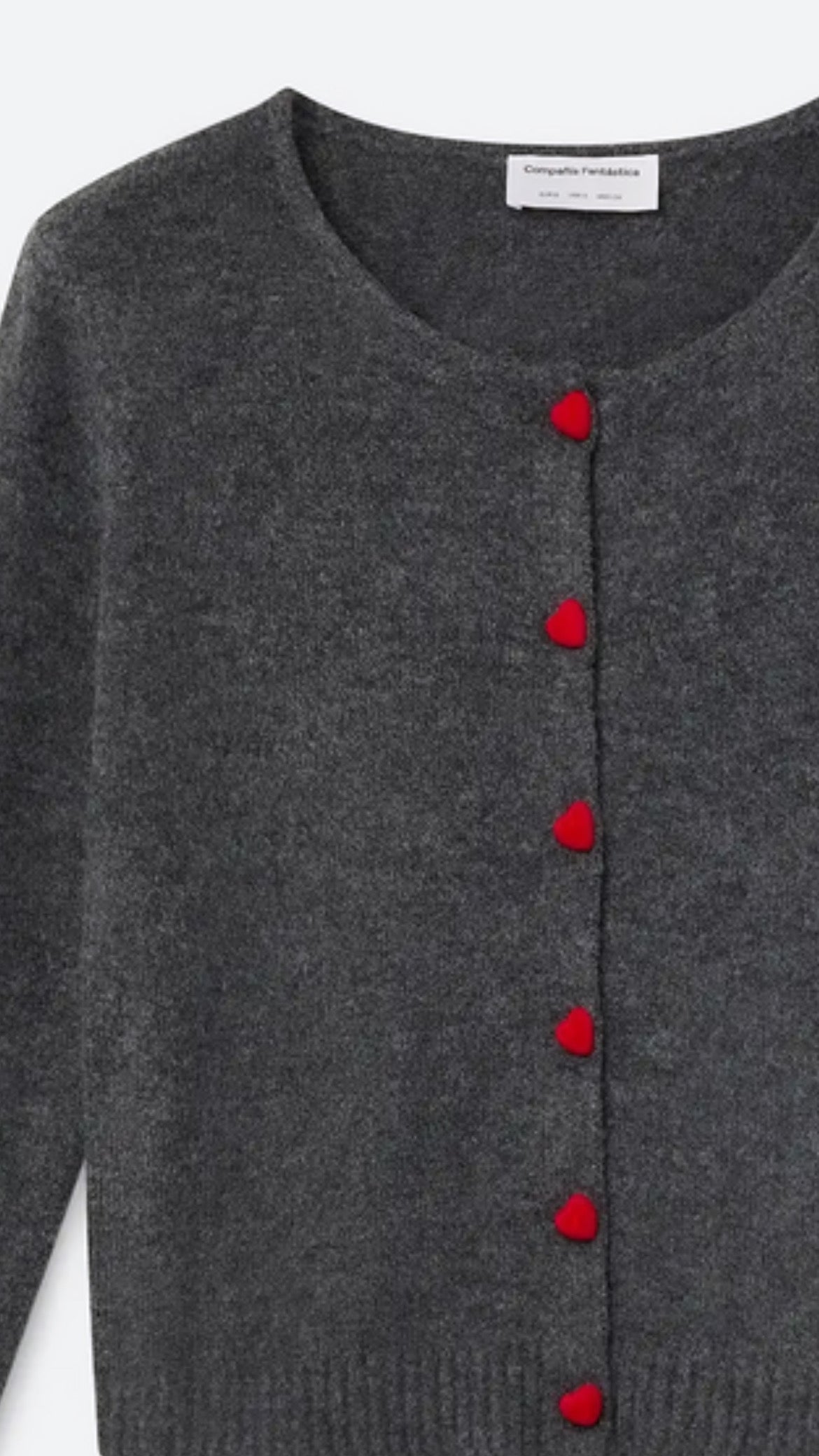 Cárdigan gris oscuro con botones de corazón rojo