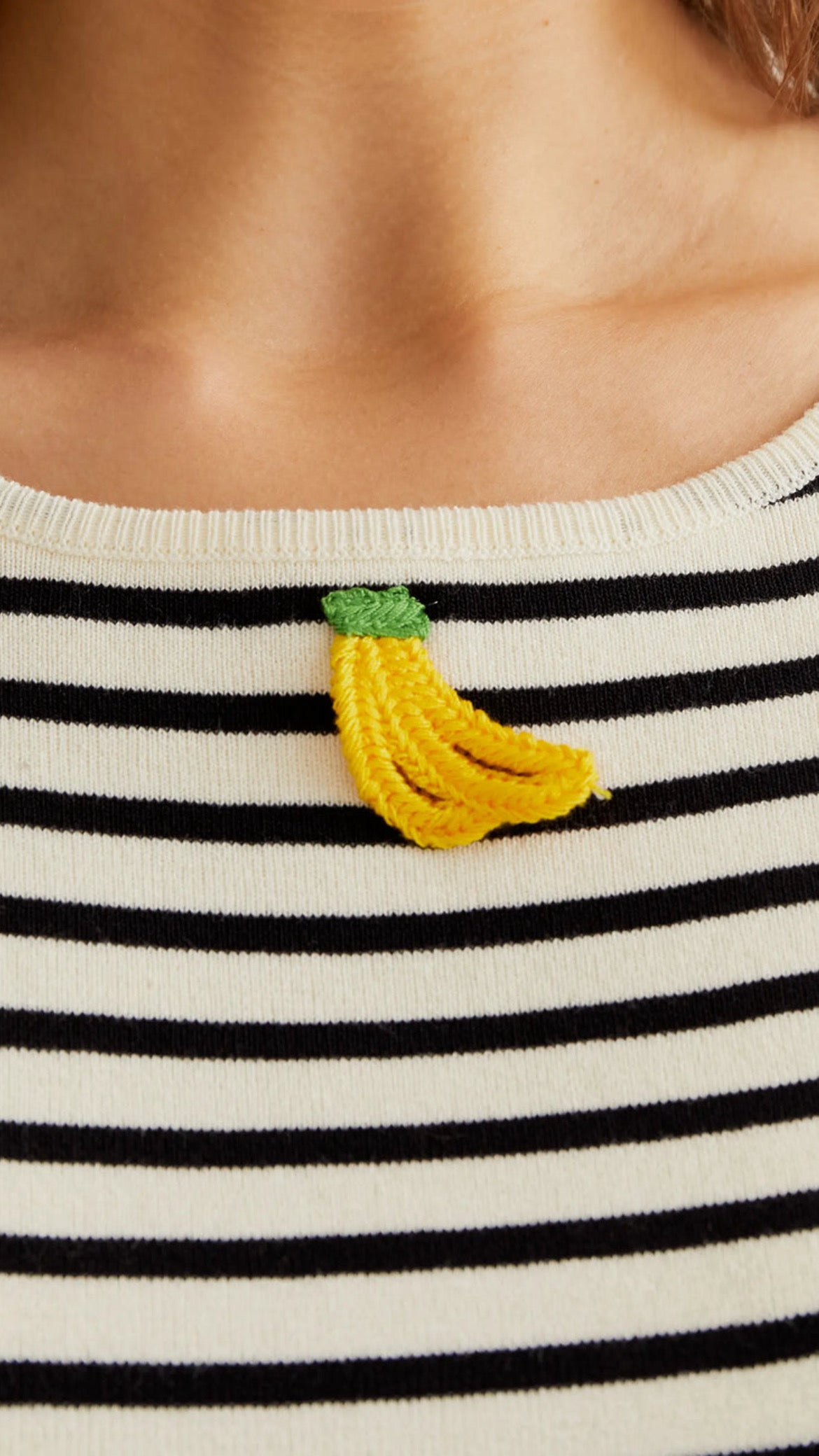 Top de rayas blanco y negro con bordados de banana