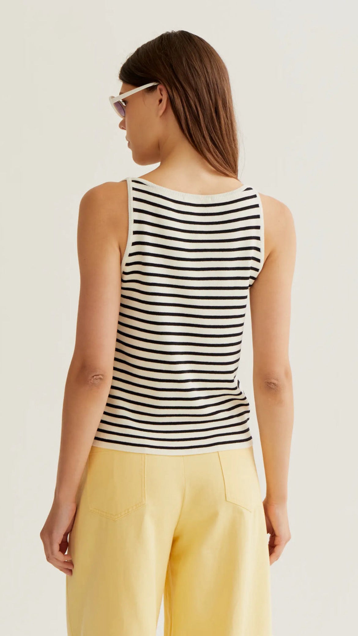 Top de rayas blanco y negro con bordados de banana