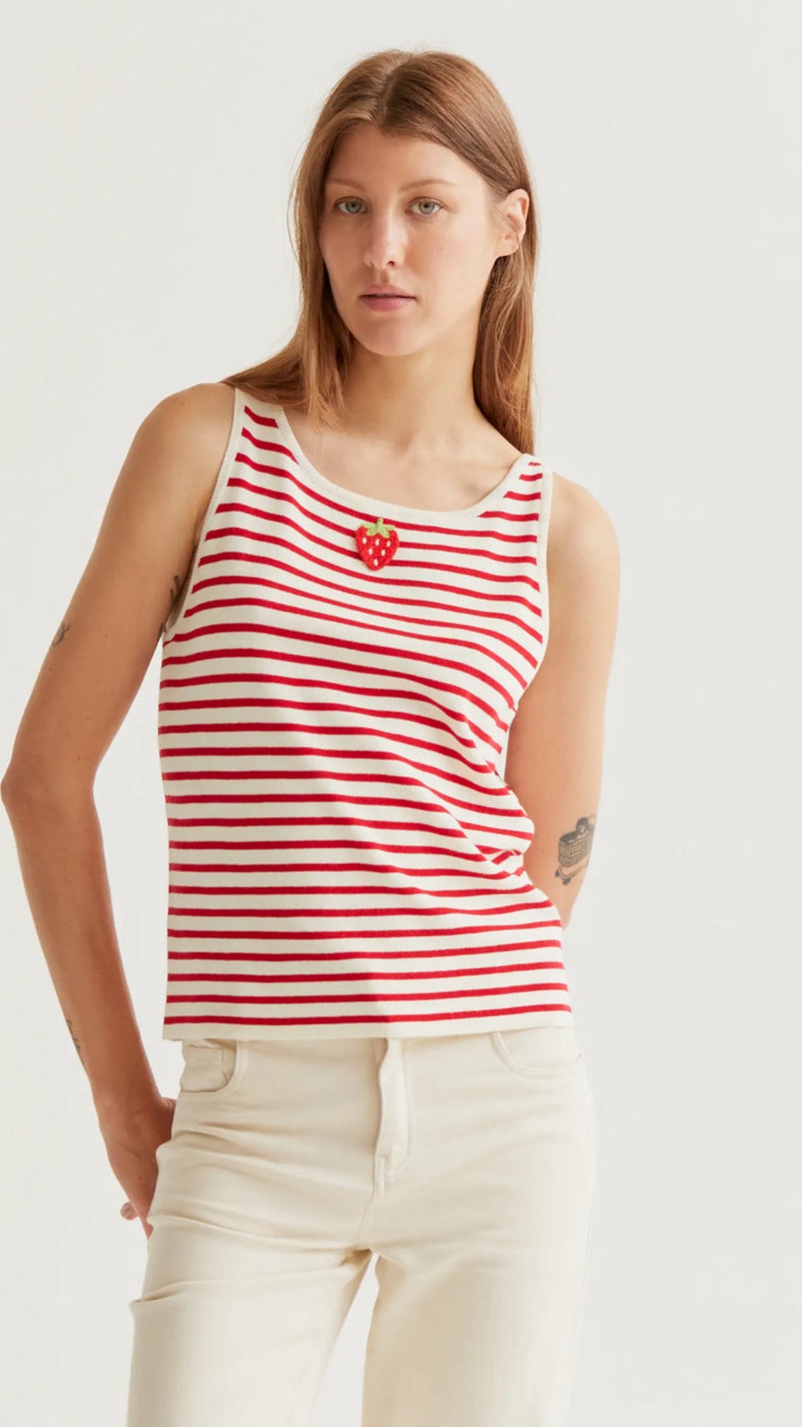 Top de rayas blanco y rojo con bordado de fresas