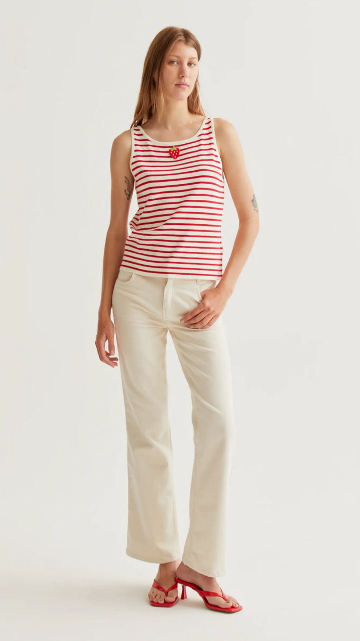 Top de rayas blanco y rojo con bordado de fresas
