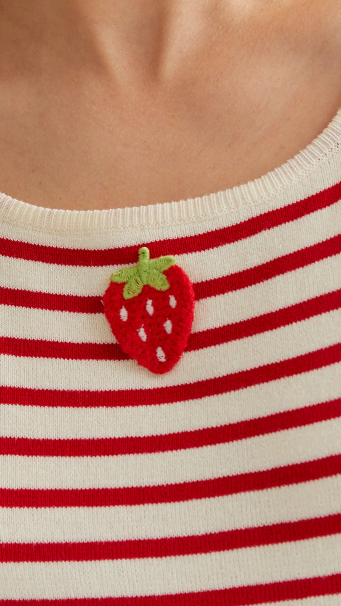 Top de rayas blanco y rojo con bordado de fresas
