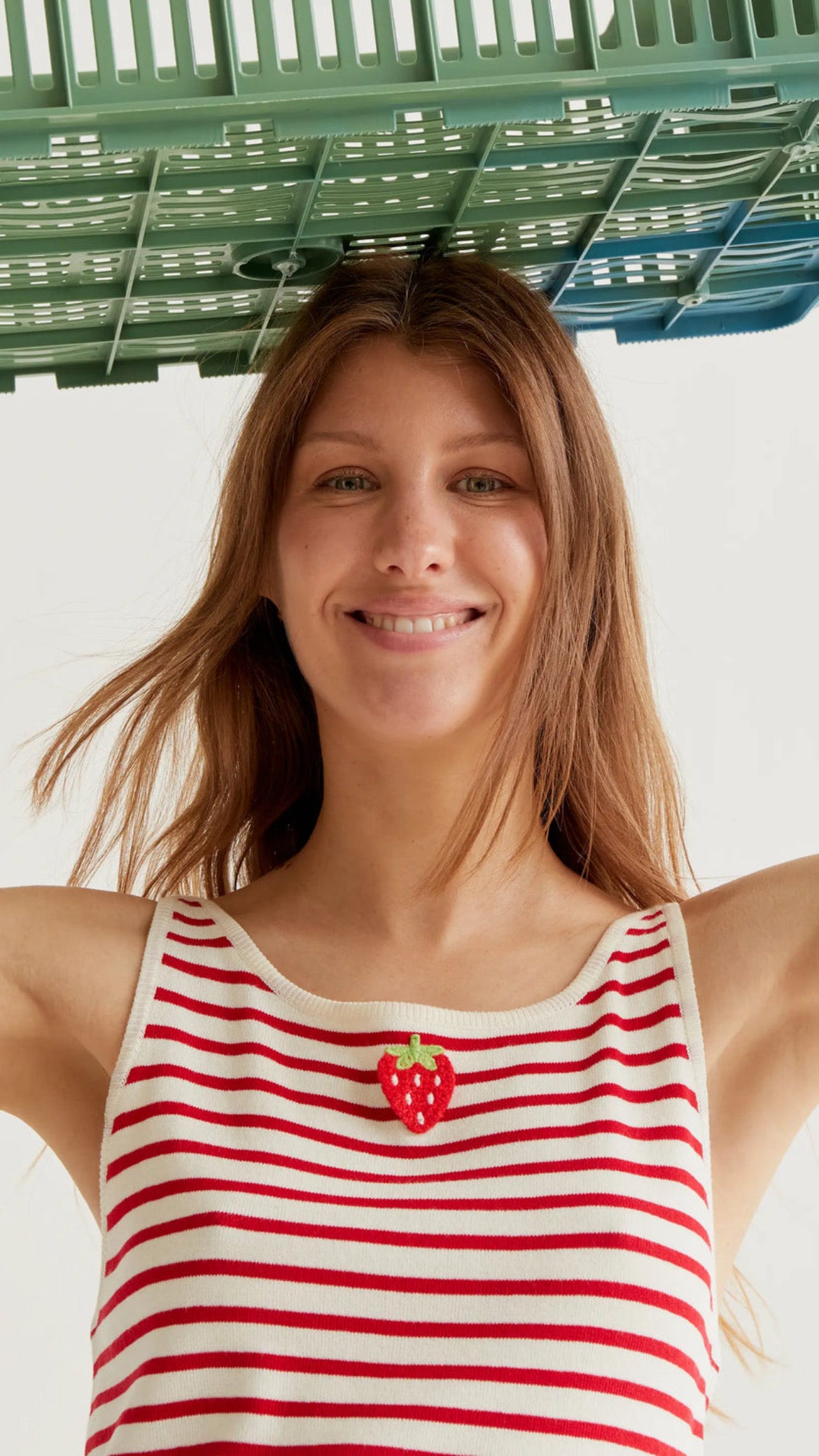 Top de rayas blanco y rojo con bordado de fresas