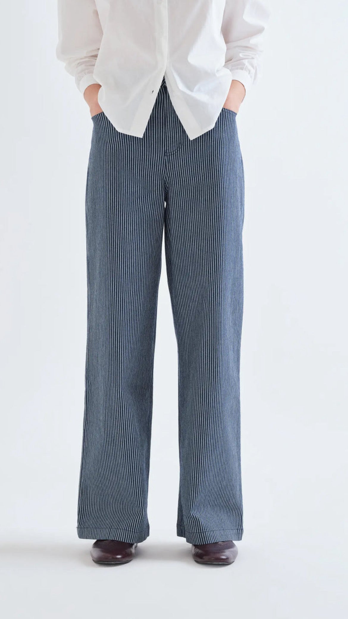 Pantalón vaquero con rayas azul y blanco