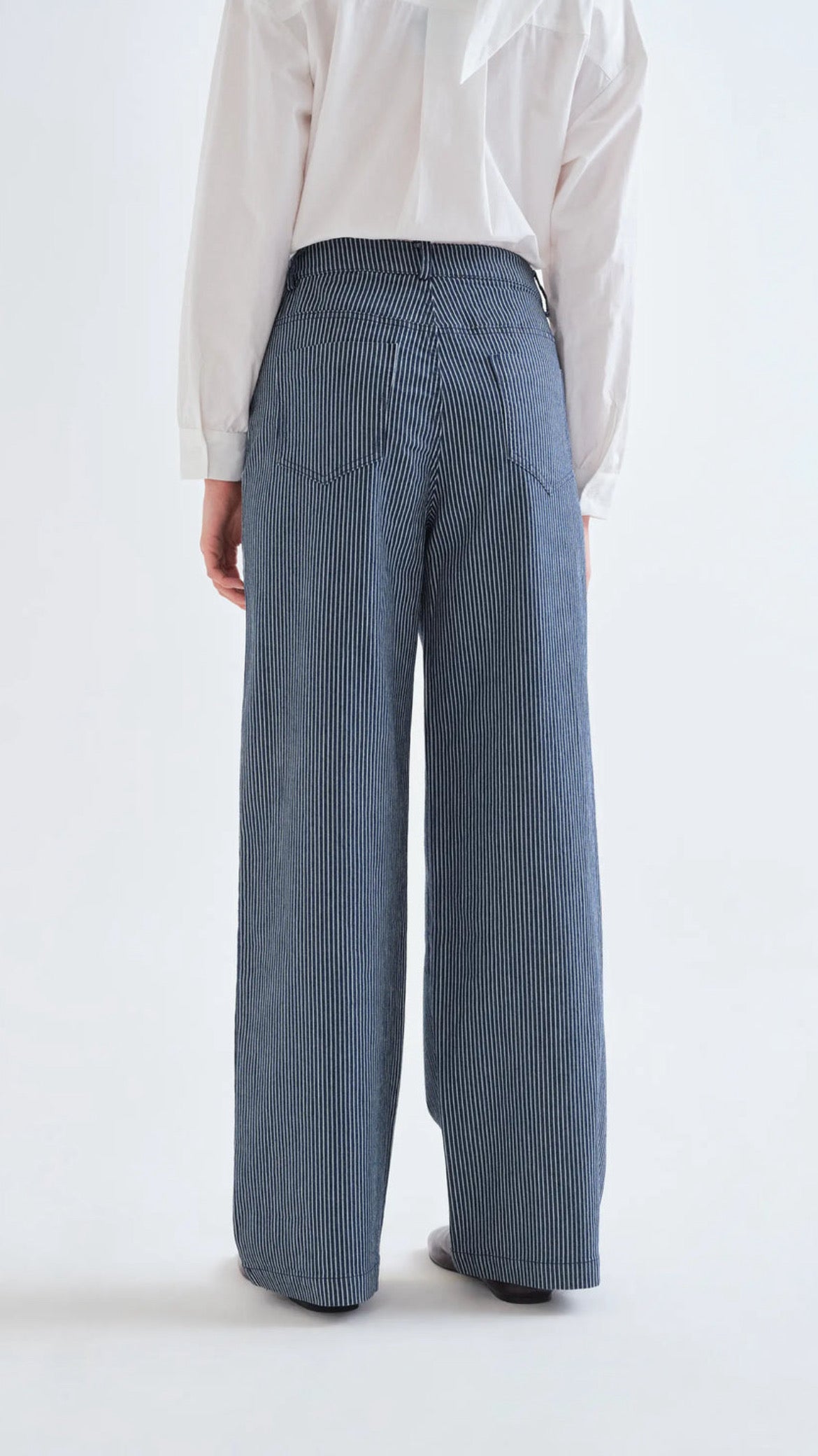 Pantalón vaquero con rayas azul y blanco