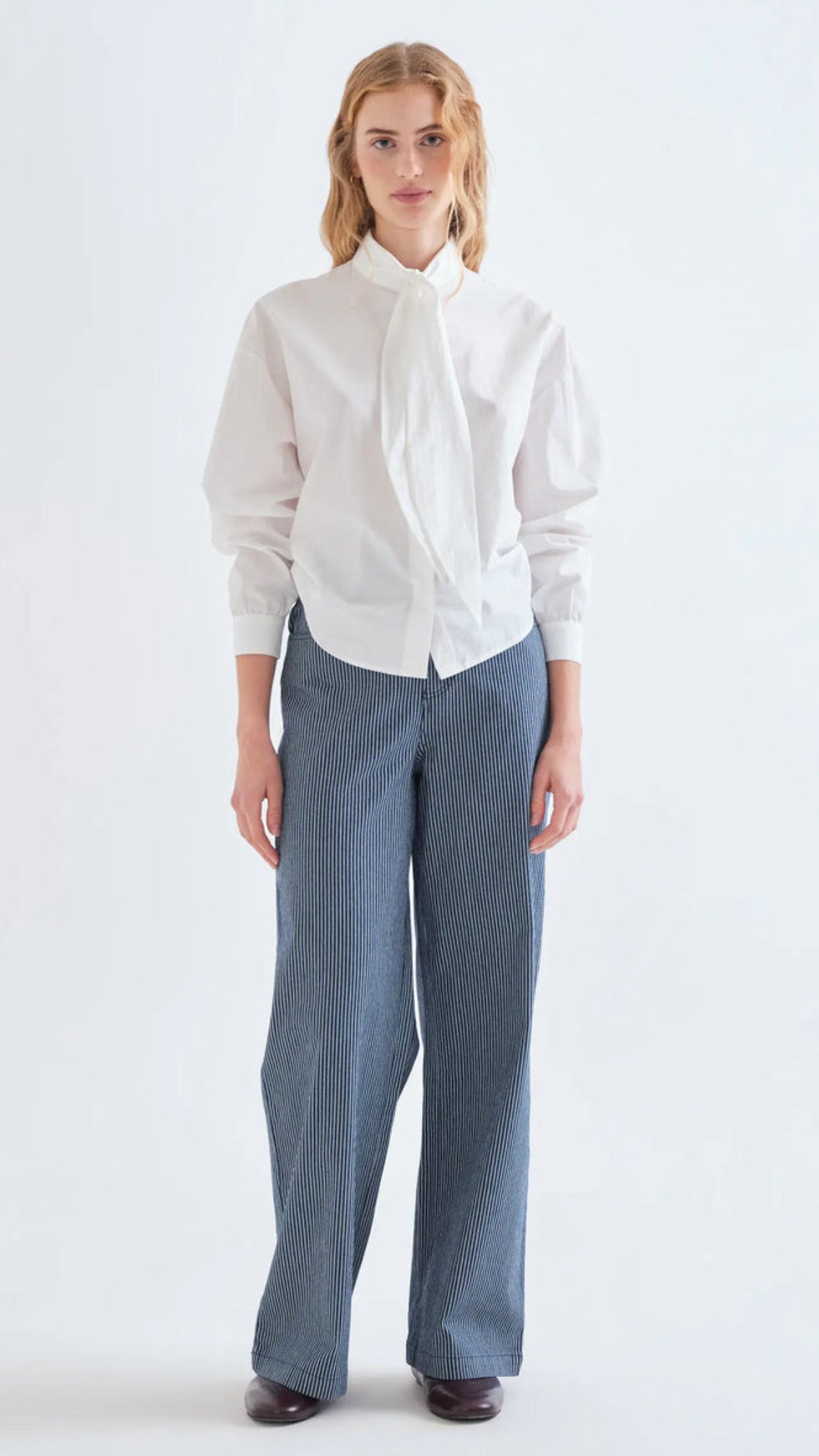 Pantalón vaquero con rayas azul y blanco