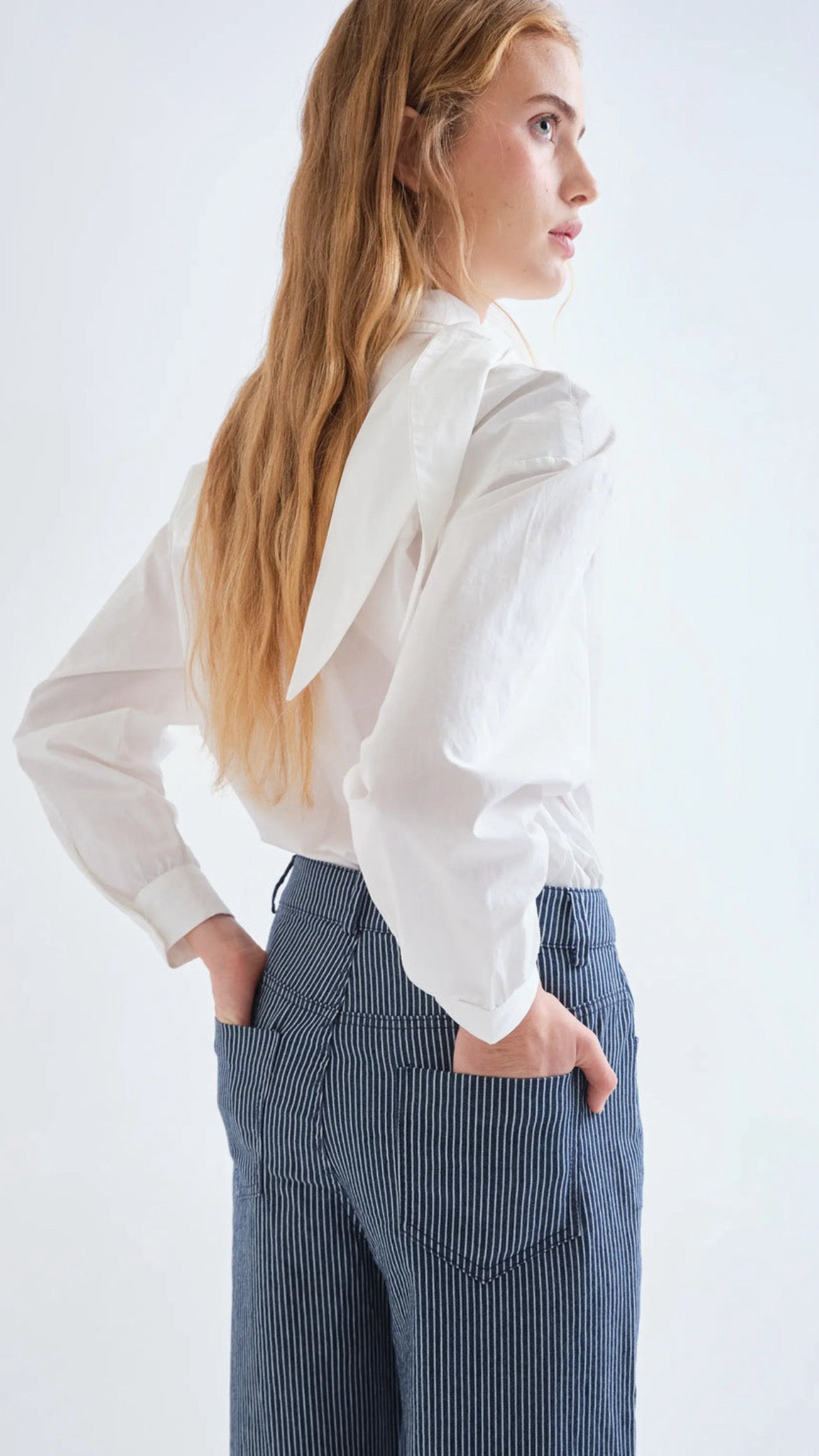 Pantalón vaquero con rayas azul y blanco