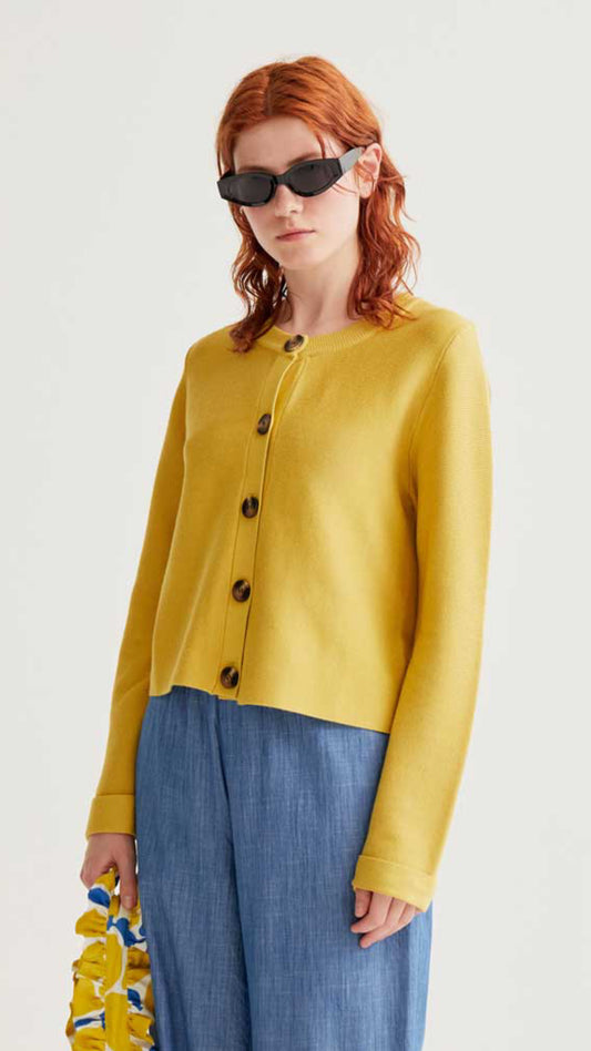 Cárdigan de punto amarillo con botones grandes