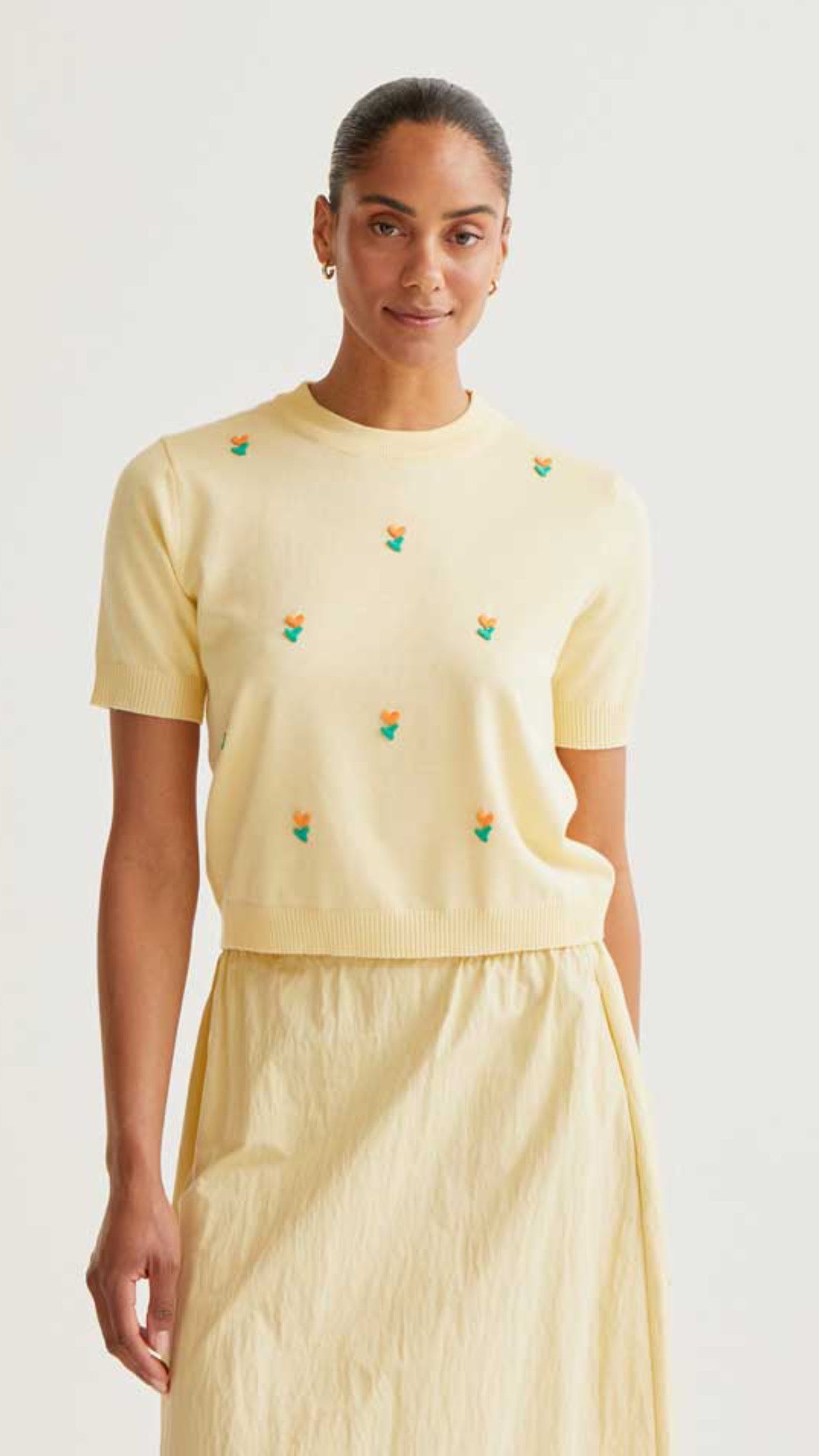 Top de punto suave amarillo con flores (R)