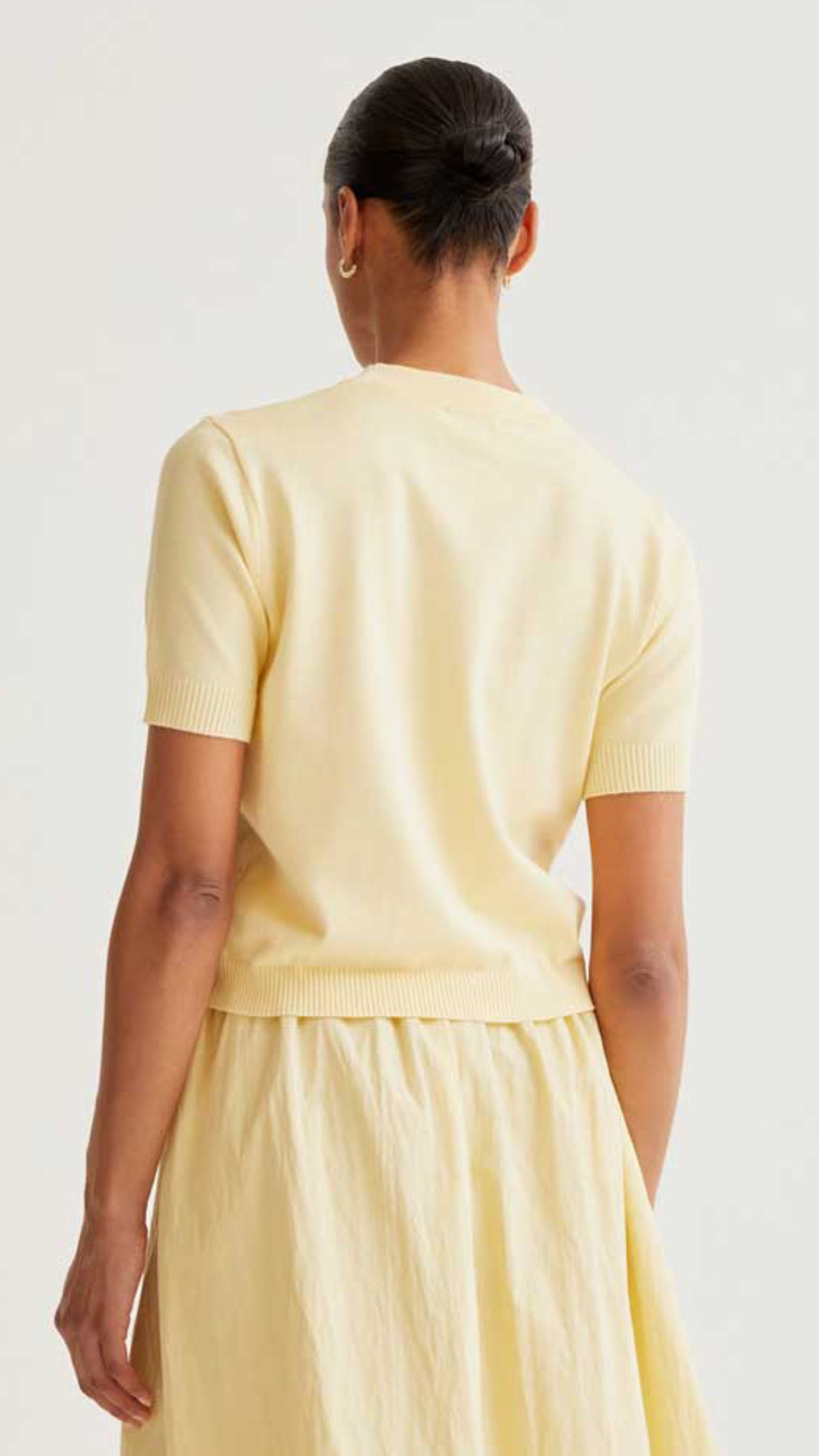 Top de punto suave amarillo con flores (R)