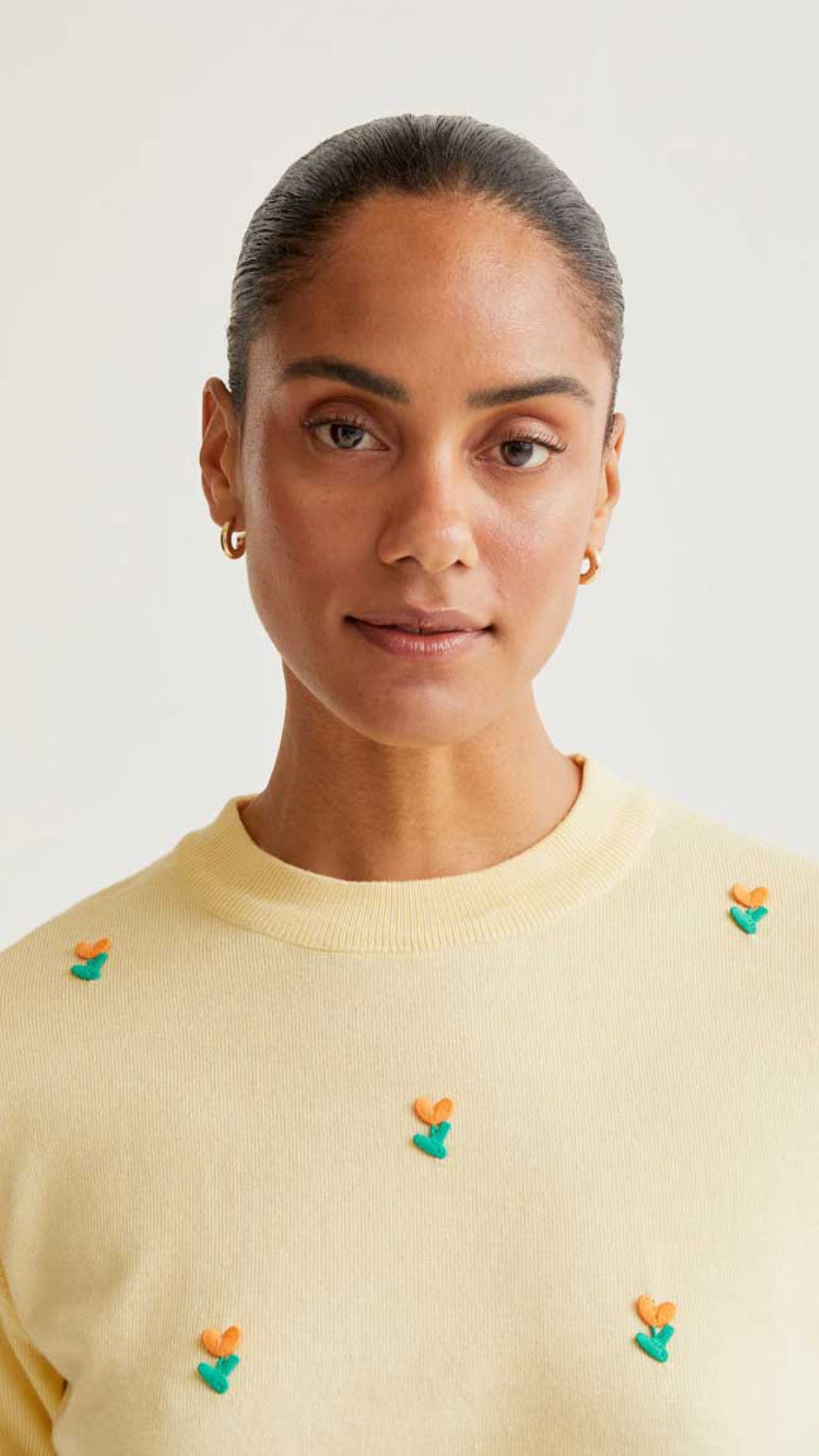 Top de punto suave amarillo con flores (R)