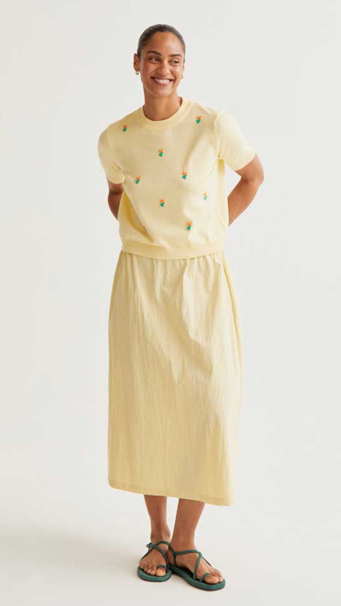 Top de punto suave amarillo con flores (R)