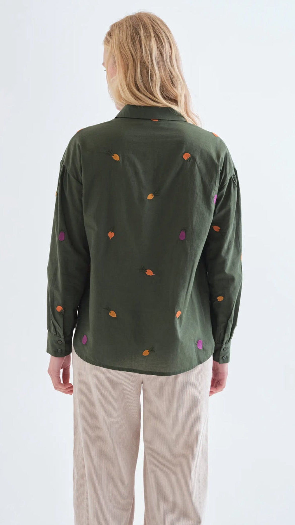 Camisa 100% algodón con bordados vegetales