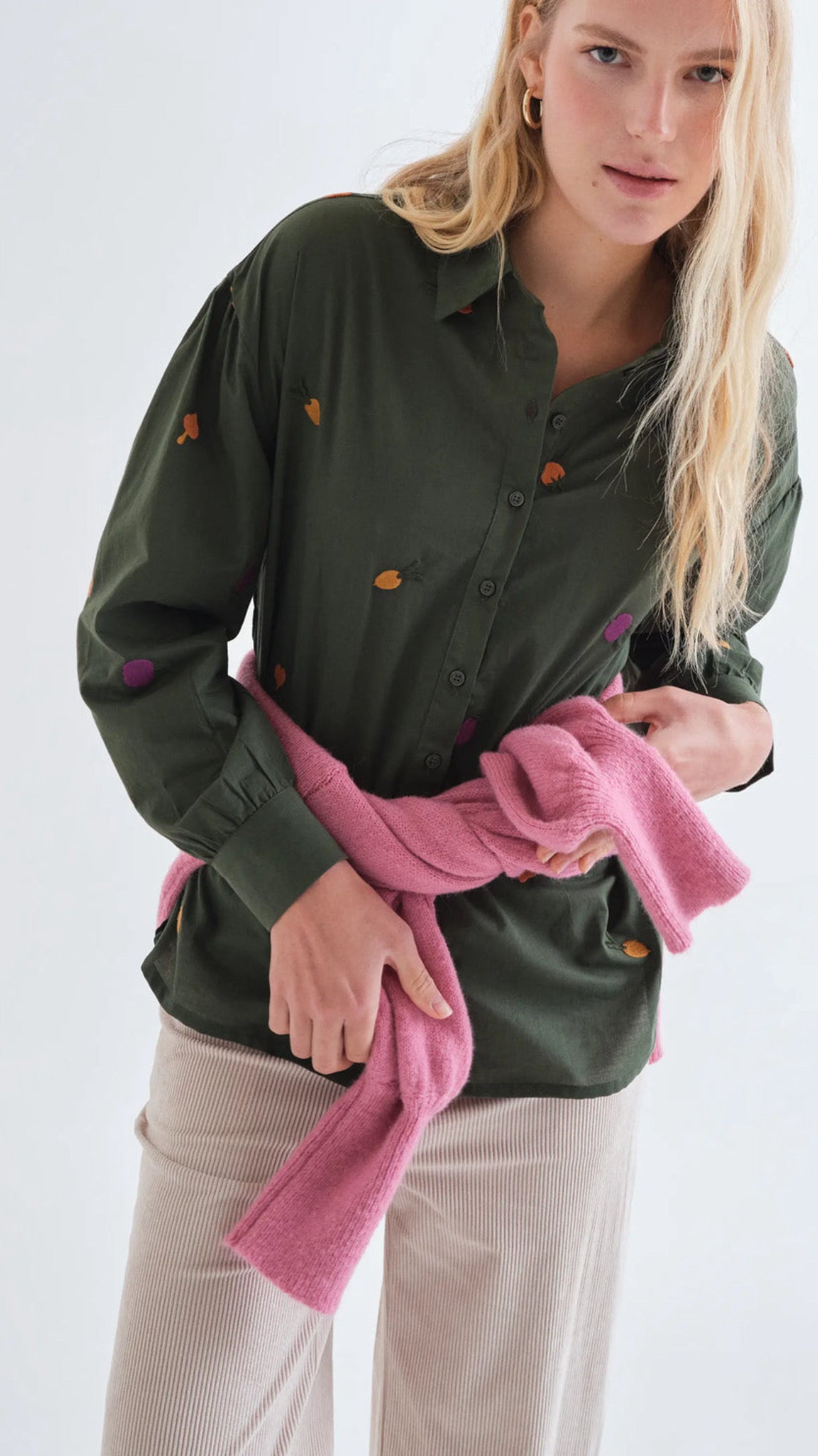 Camisa 100% algodón con bordados vegetales