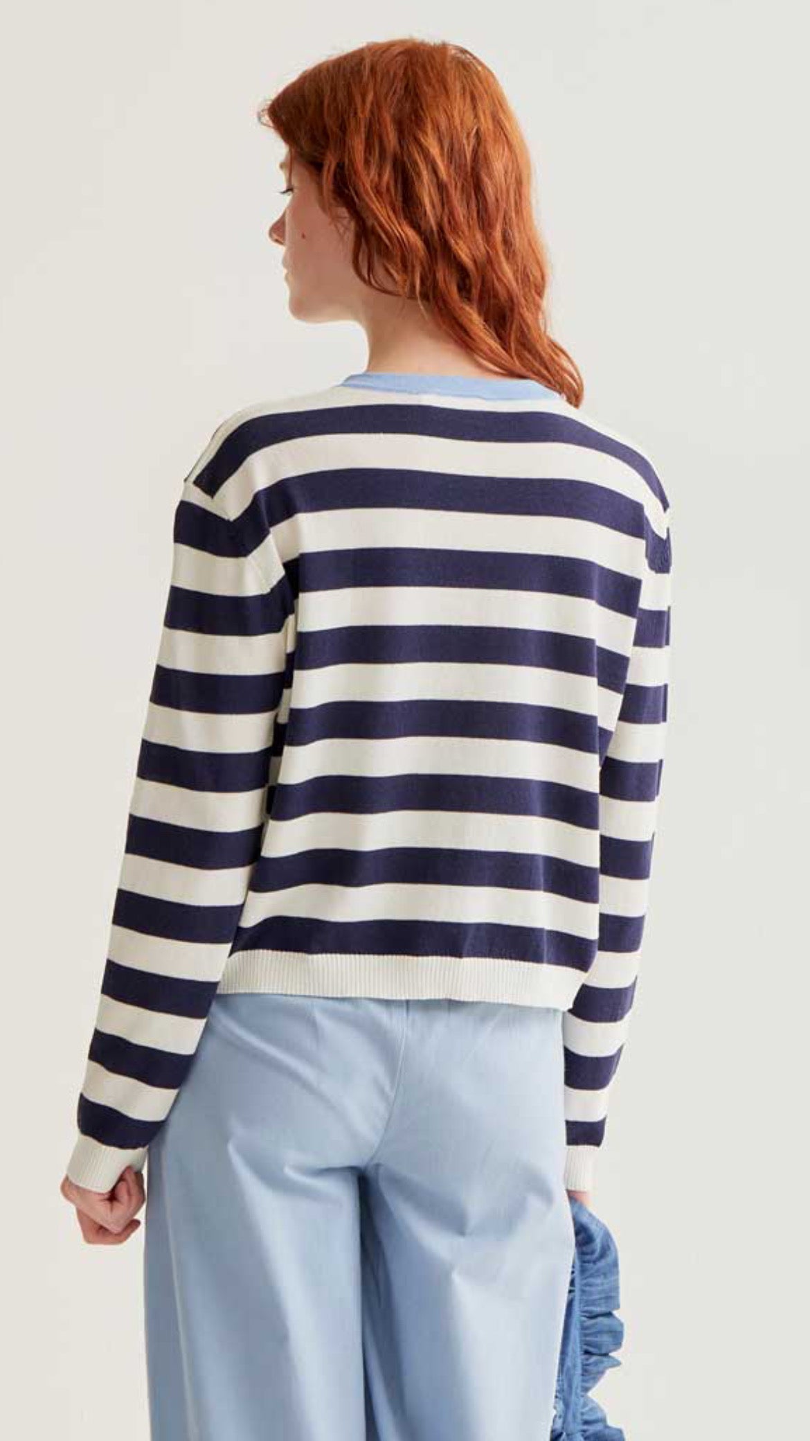 Cárdigan de punto suave con estampado de rayas blanco y azul marino (R)