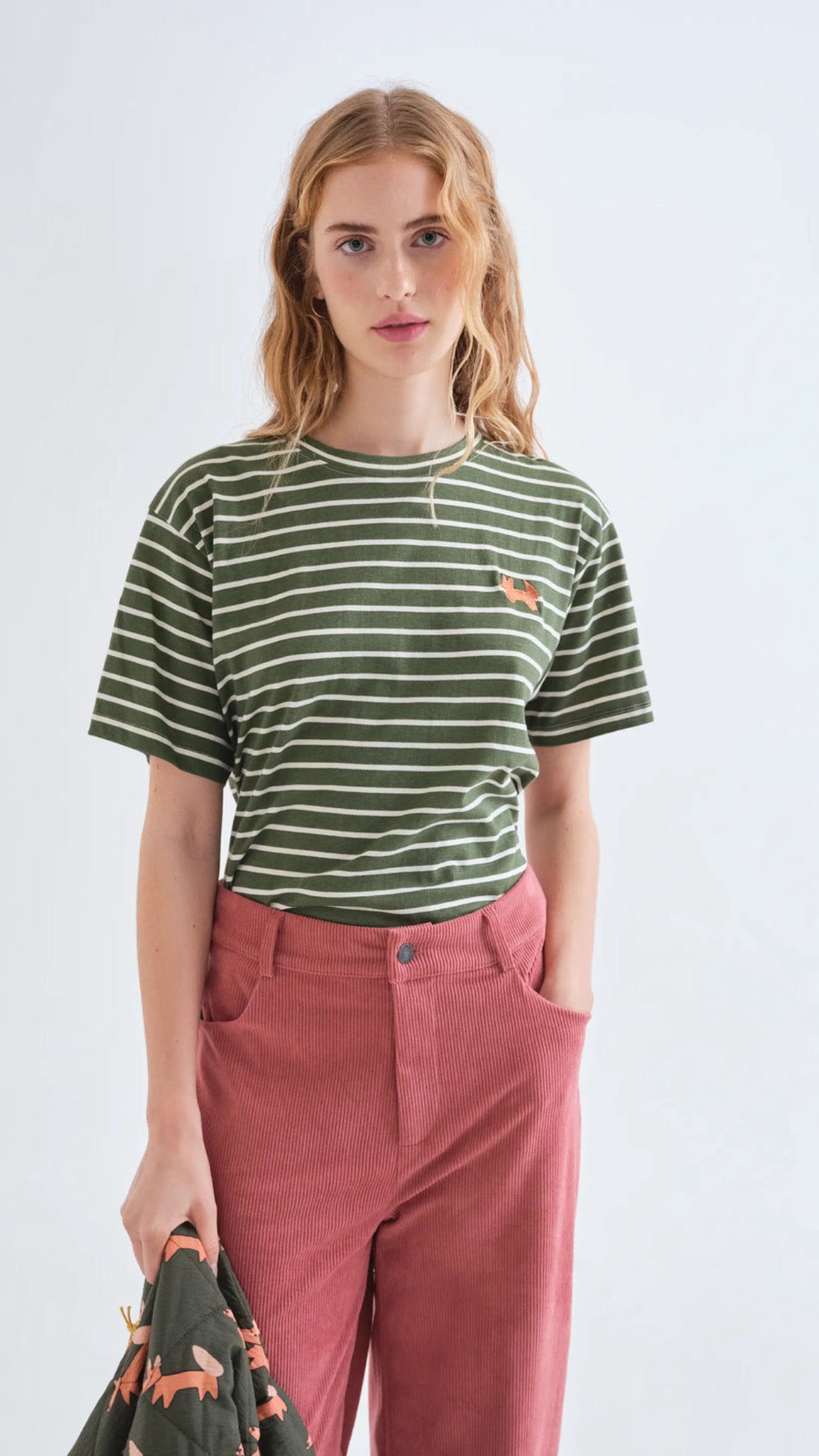 Camiseta 100% algodón con estampado de rayas verde oliva