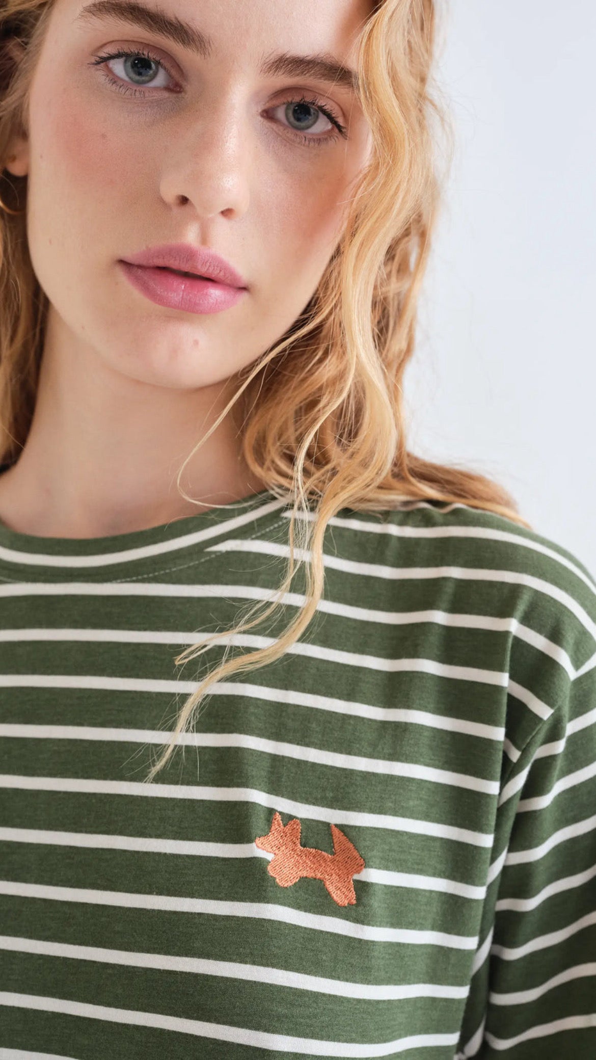 Camiseta 100% algodón con estampado de rayas verde oliva