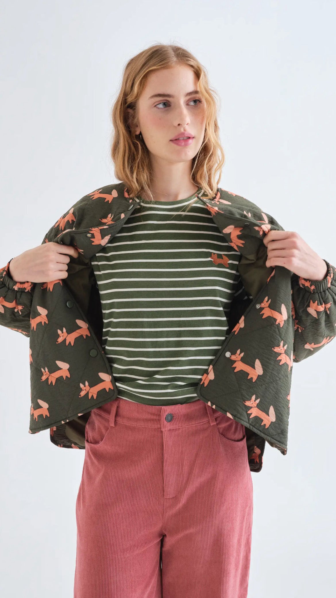 Camiseta 100% algodón con estampado de rayas verde oliva