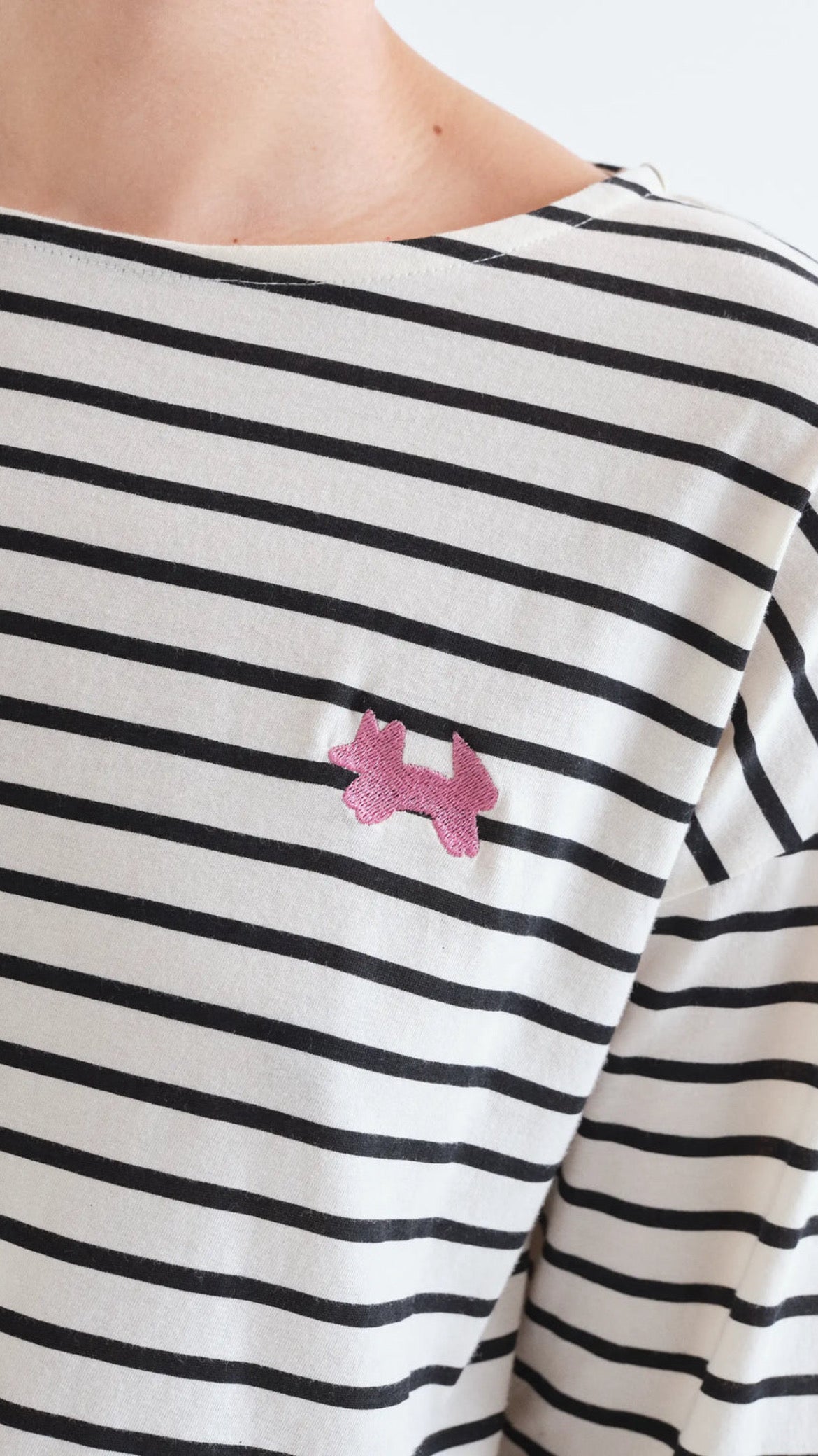 Camiseta 100% algodón con estampado de rayas negras