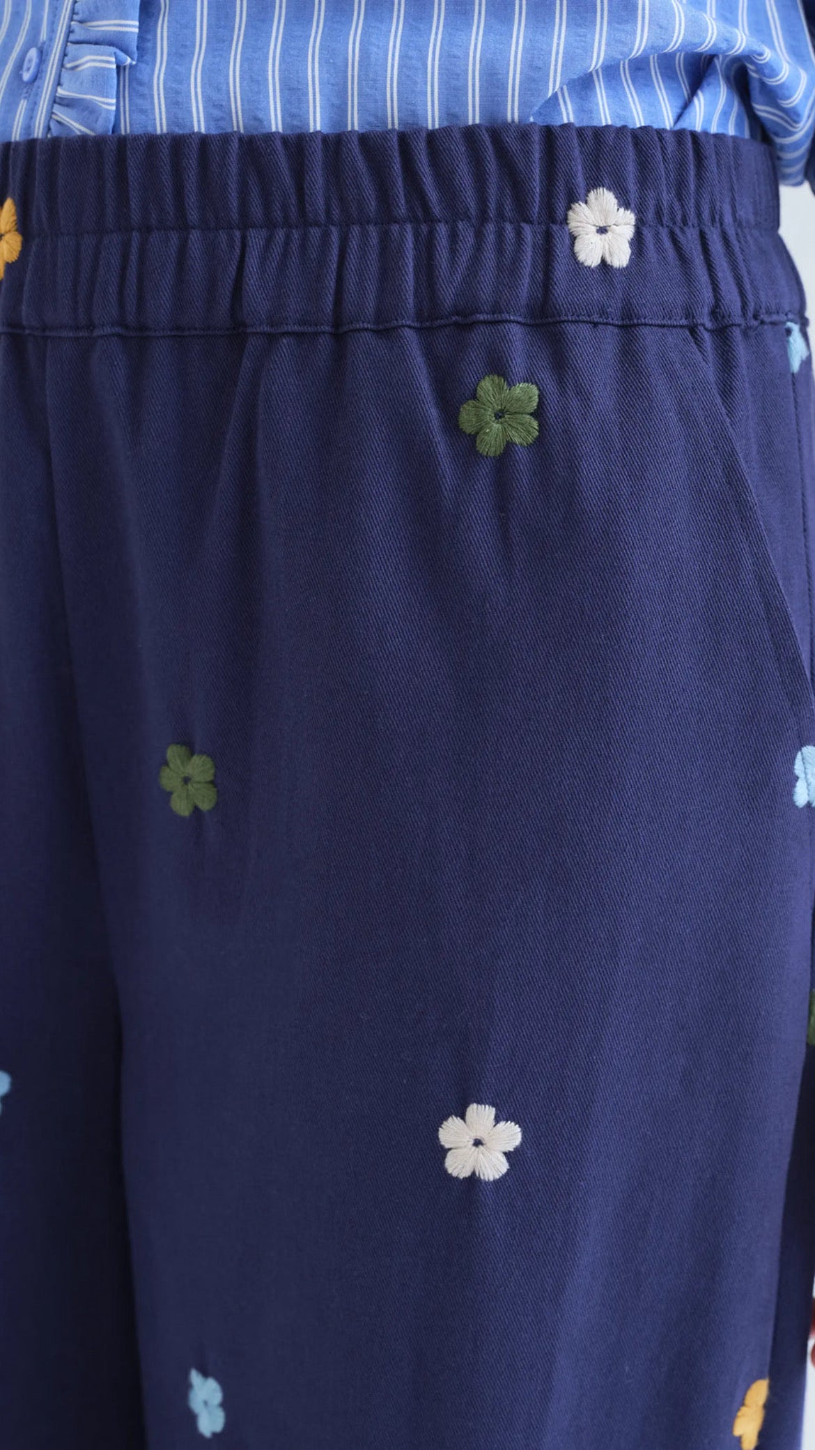 Pantalón 100% algodón azul marino con bordado de flores