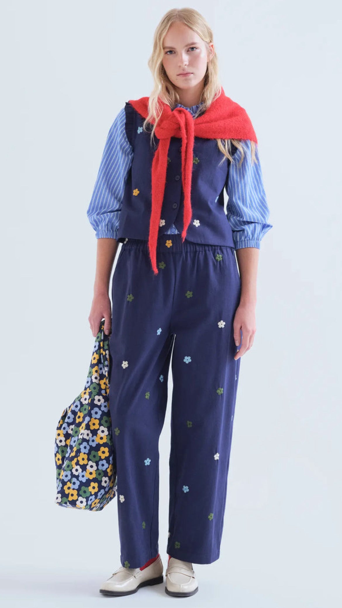 Pantalón 100% algodón azul marino con bordado de flores