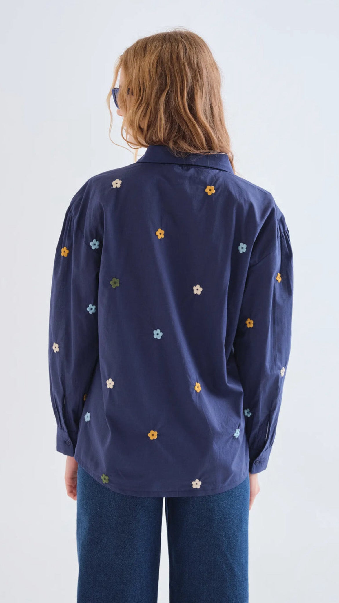 Camisa 100% algodón azul marino con bordado de flores