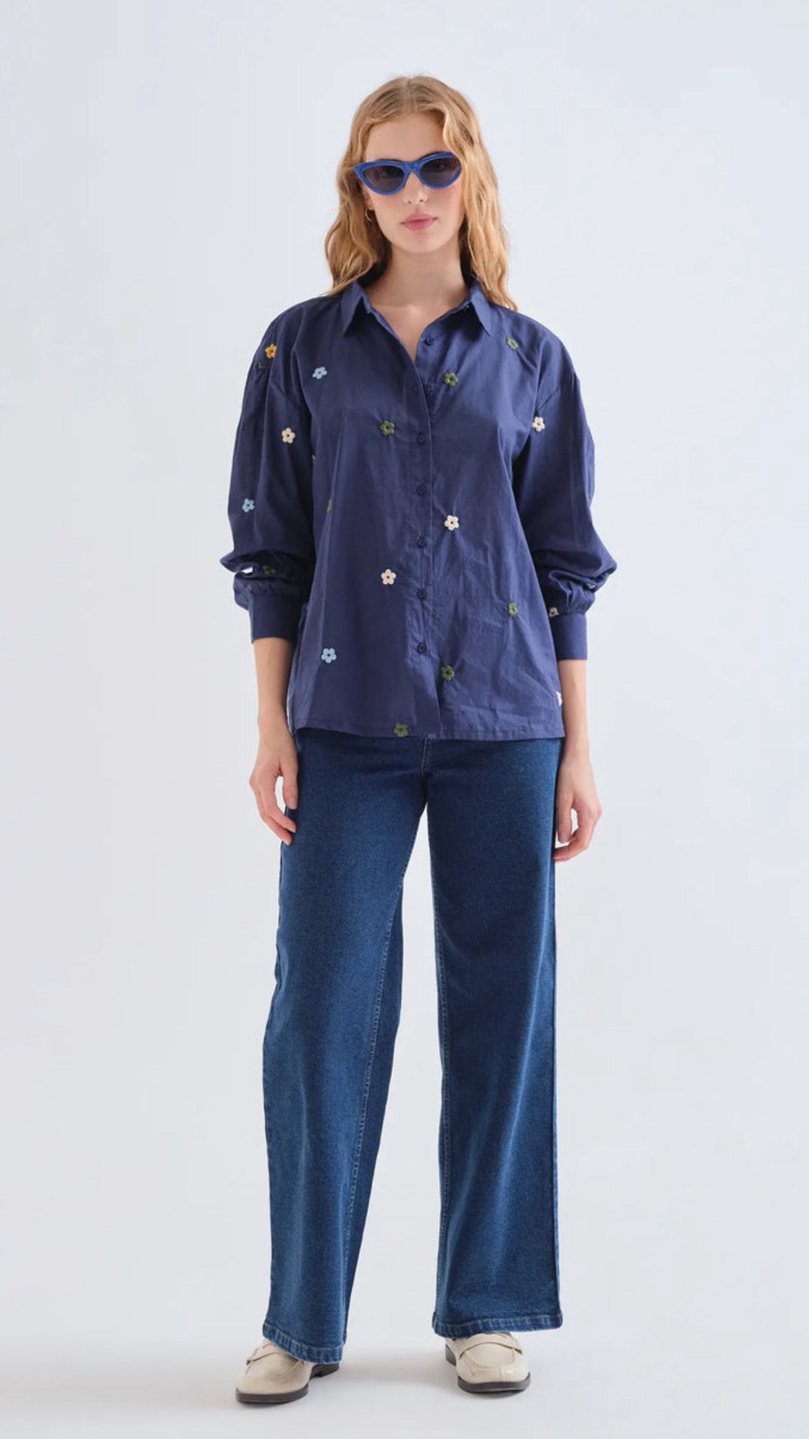 Camisa 100% algodón azul marino con bordado de flores