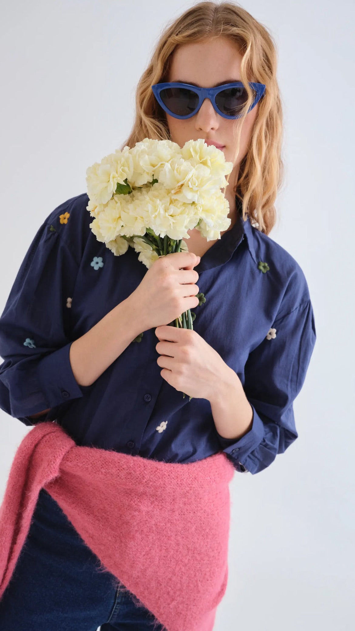 Camisa 100% algodón azul marino con bordado de flores