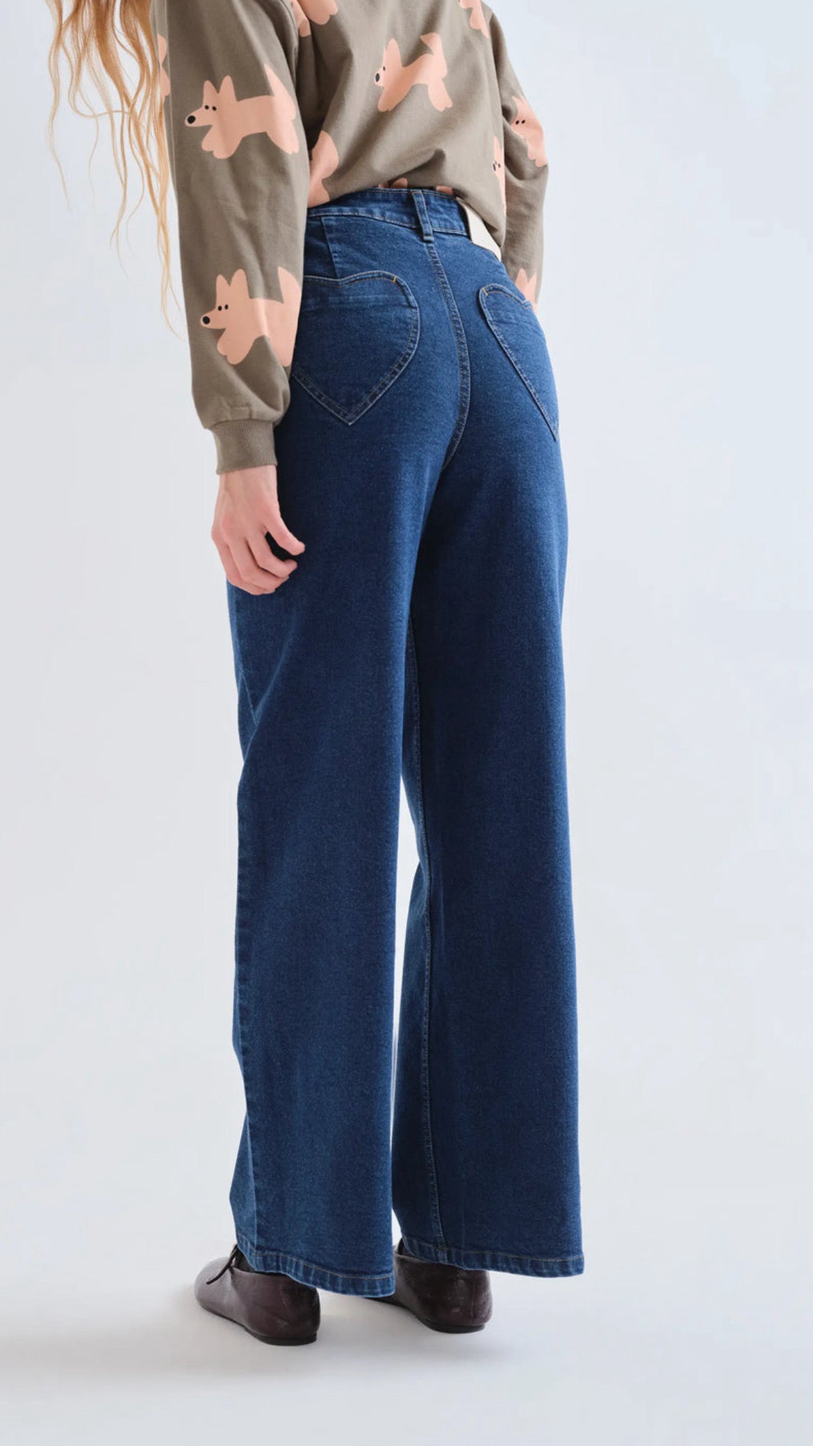 Pantalón vaquero azul marino con bolsillos de corazones