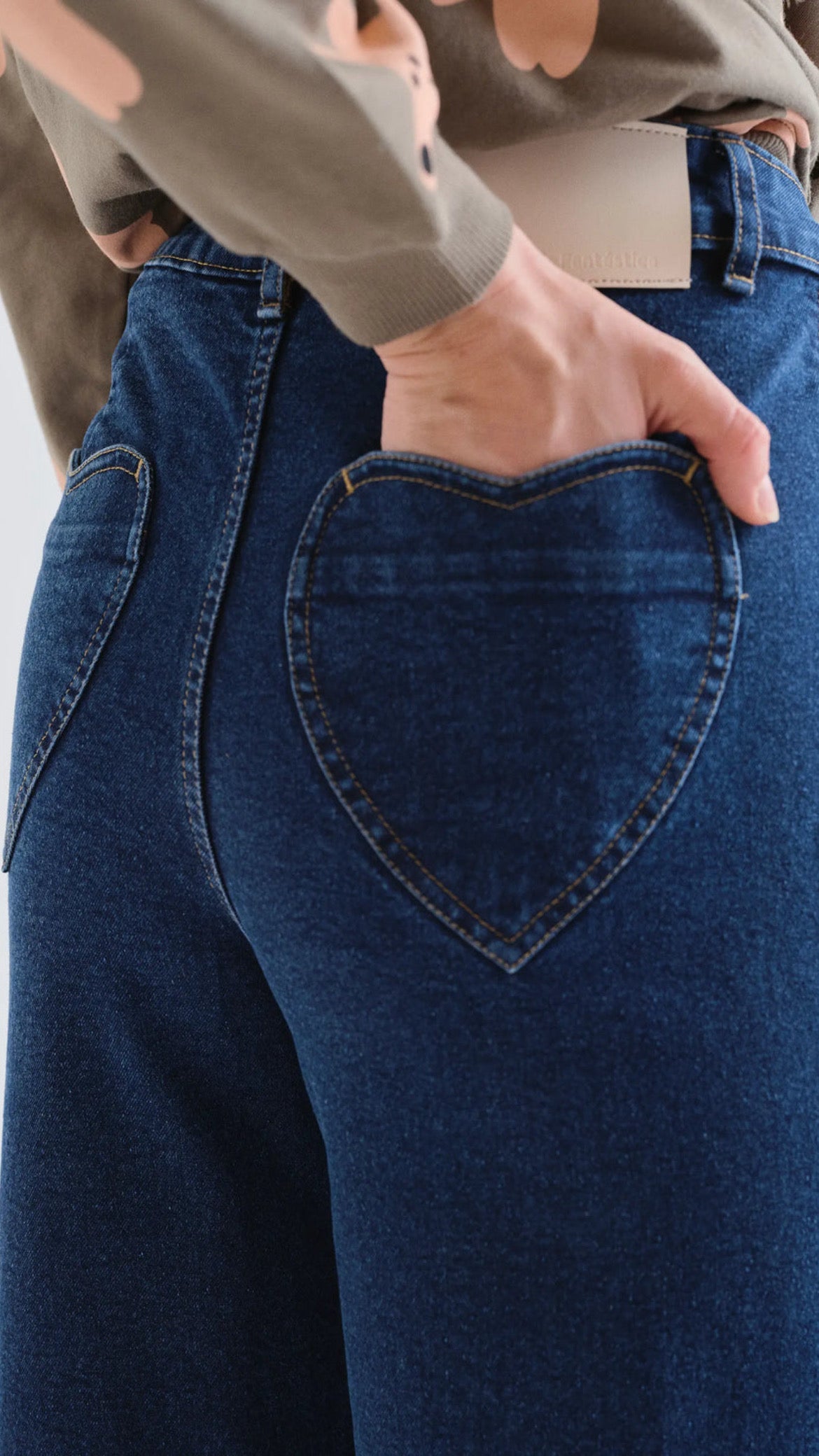 Pantalón vaquero azul marino con bolsillos de corazones