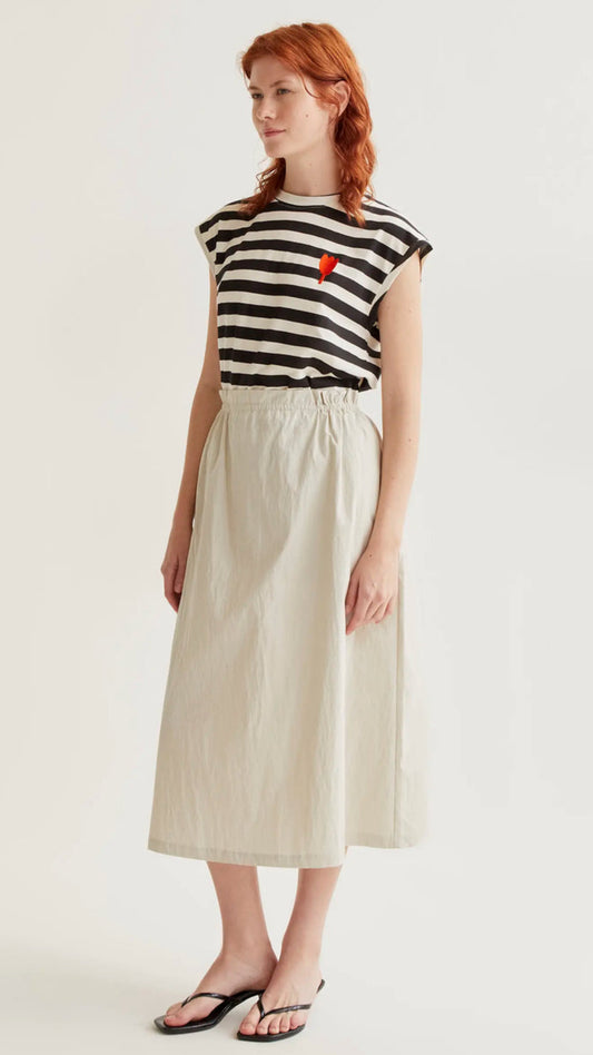 Camiseta con estampado de rayas negras con bordado de tulipán