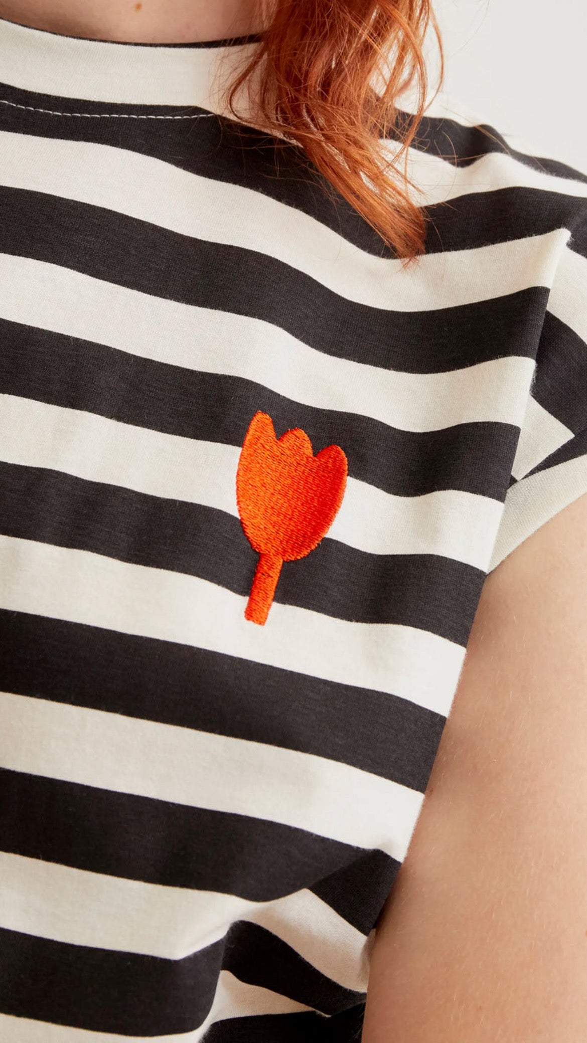 Camiseta con estampado de rayas negras con bordado de tulipán