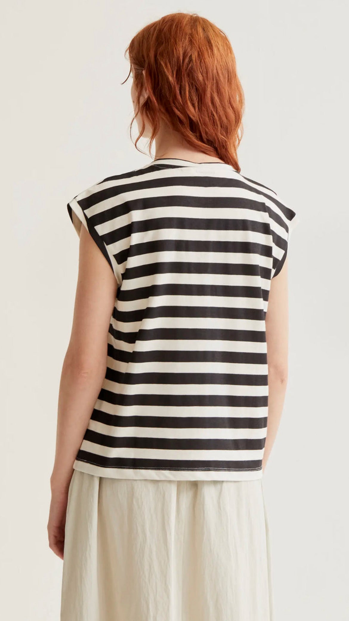 Camiseta con estampado de rayas negras con bordado de tulipán