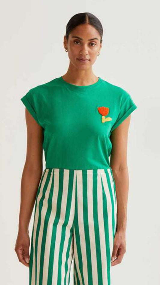 Camiseta verde con bordado tulipán rojo