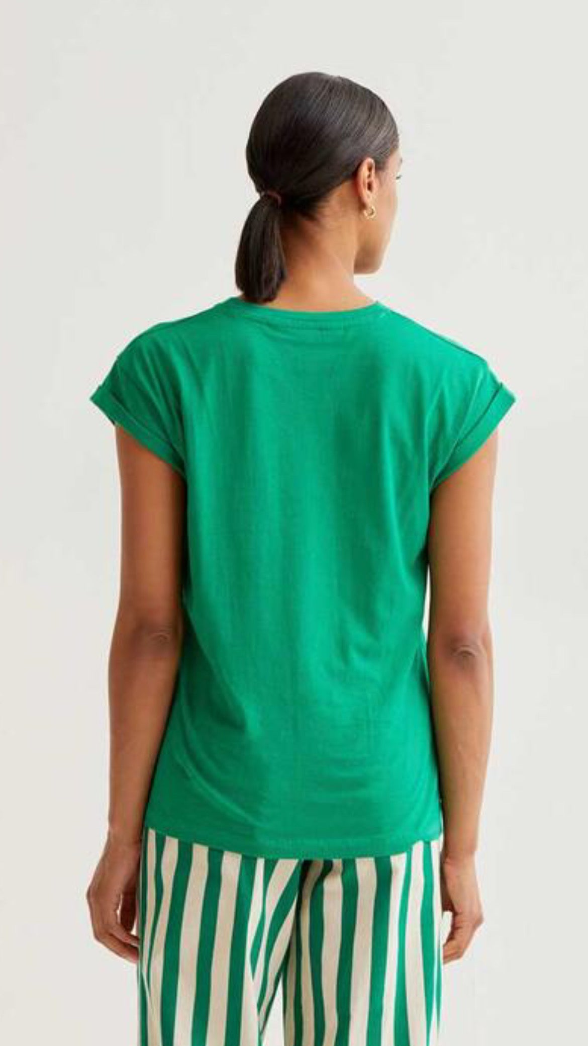 Camiseta verde con bordado tulipán rojo