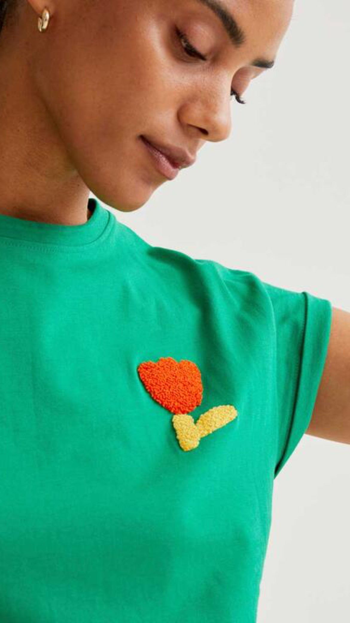 Camiseta verde con bordado tulipán rojo