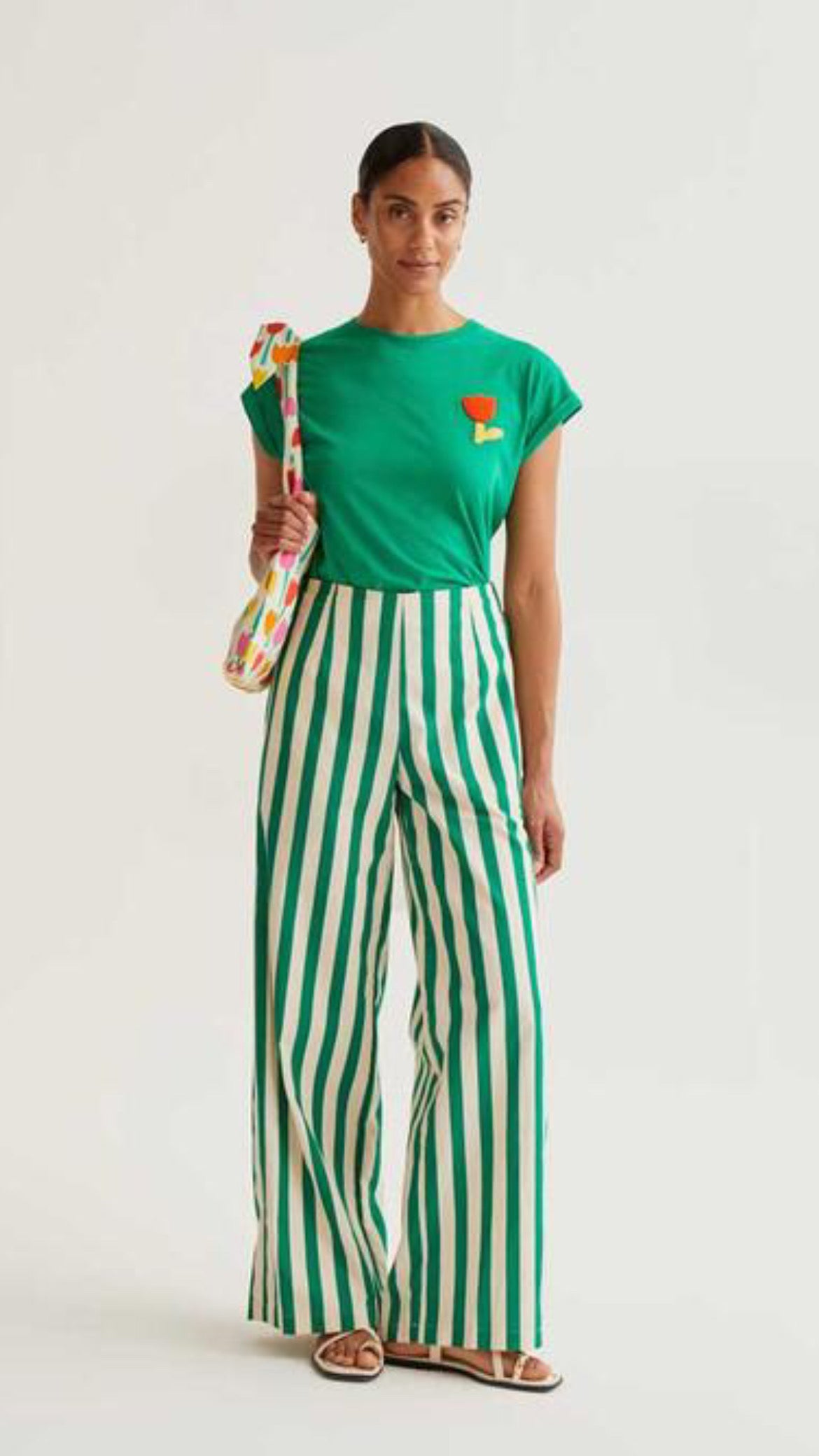 Camiseta verde con bordado tulipán rojo