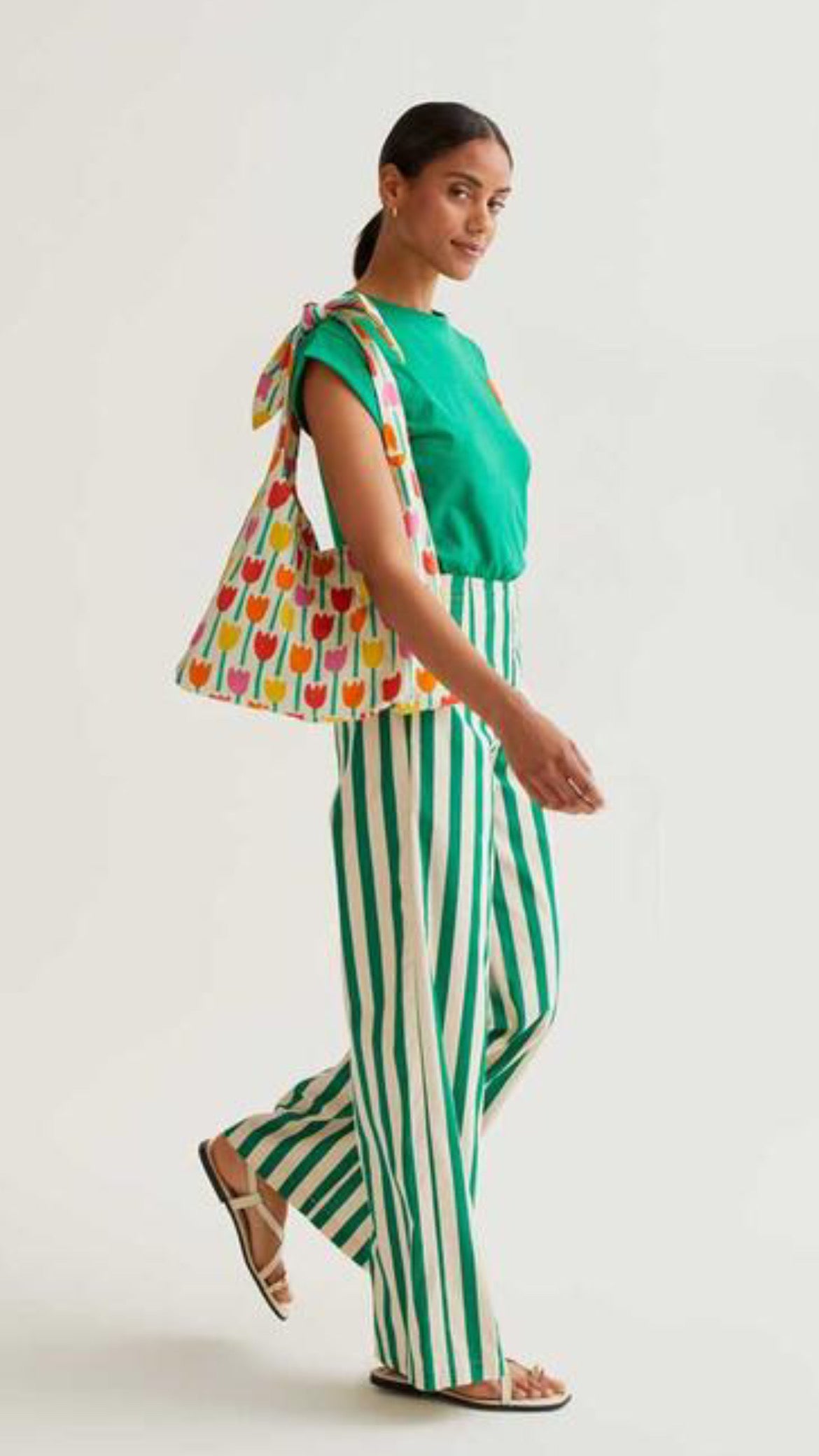 Camiseta verde con bordado tulipán rojo