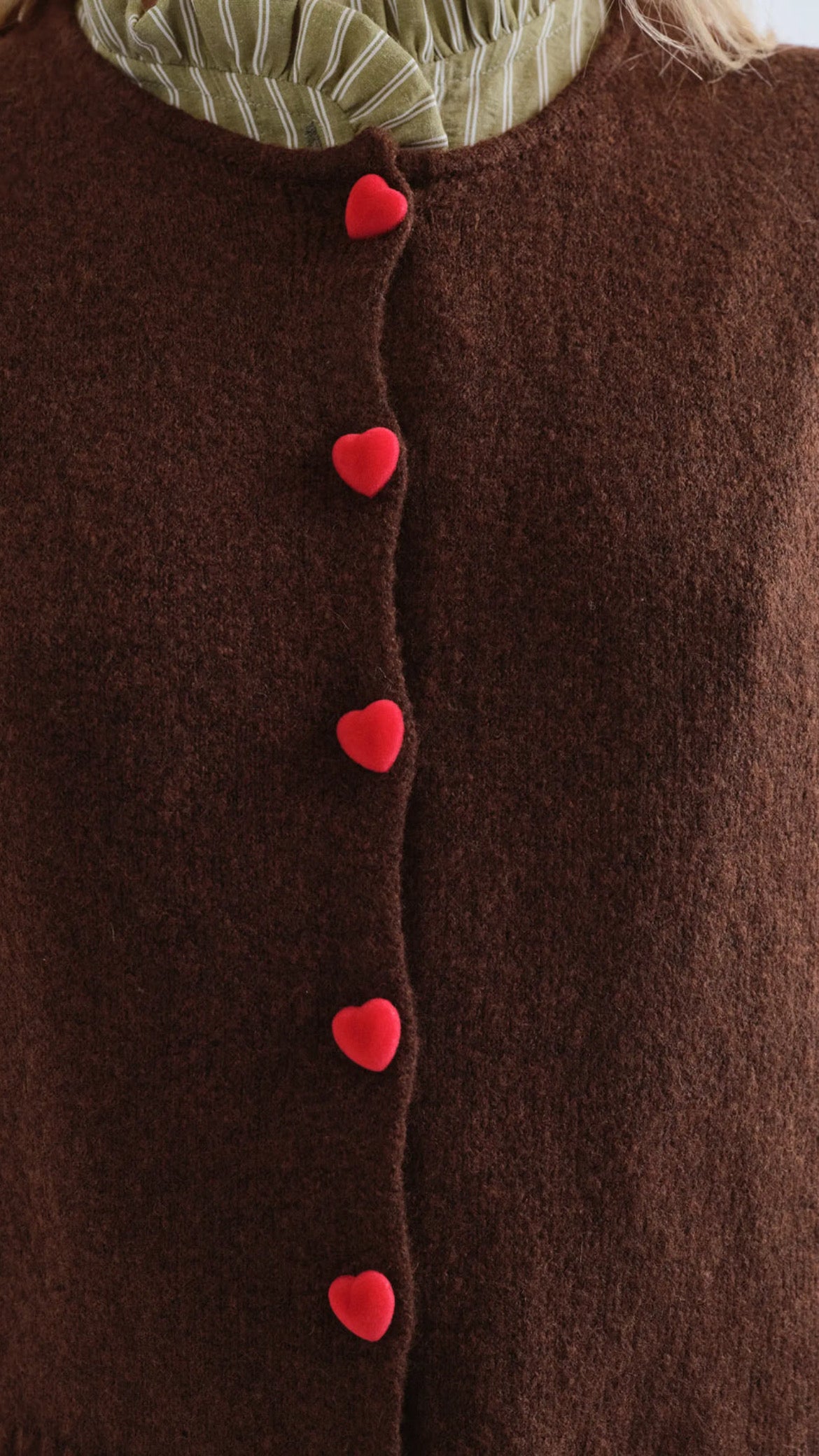 Cárdigan marrón con botones de corazón rojo