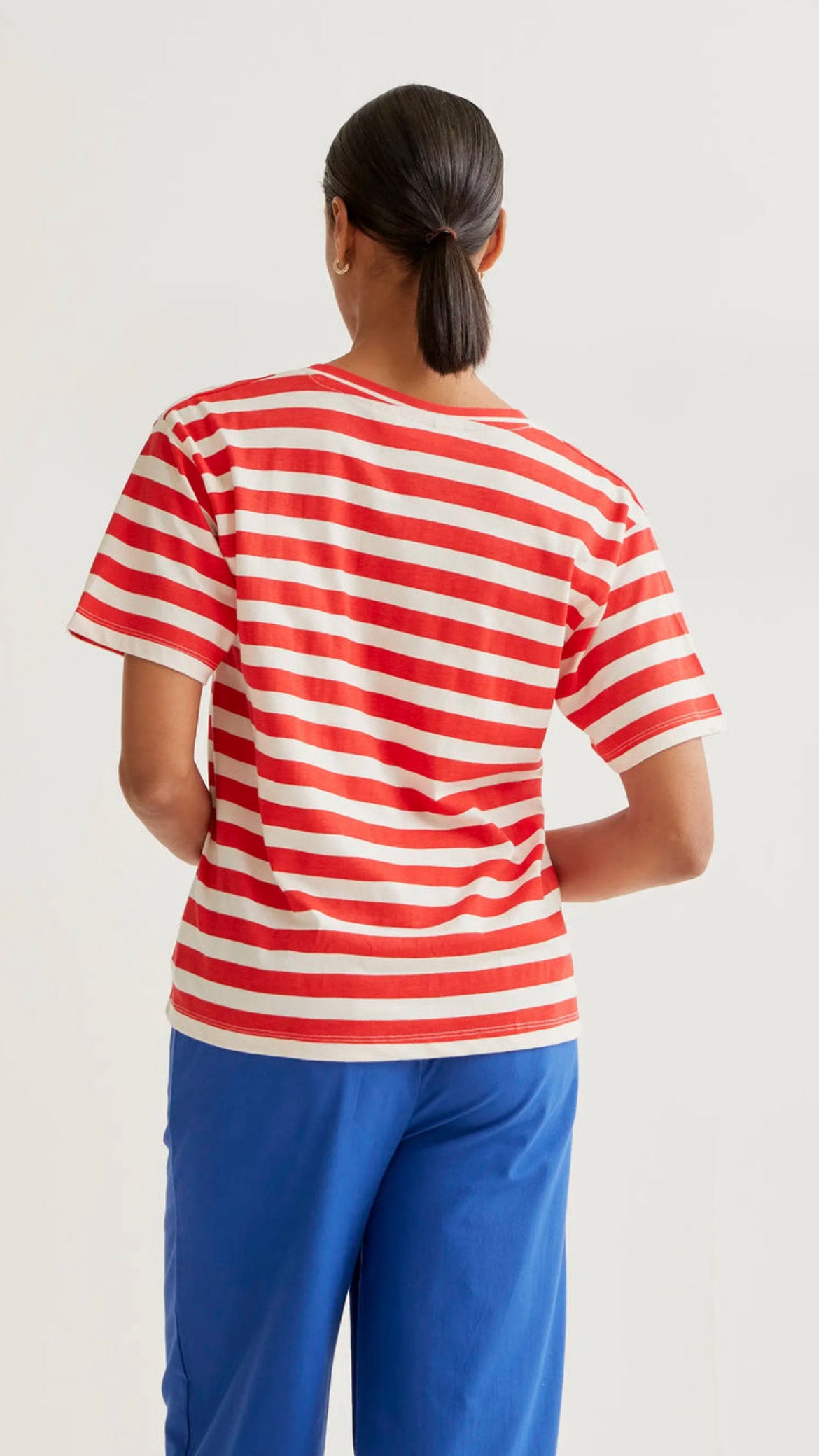 Camiseta con estampado de rayas rojas con bordado de corazón