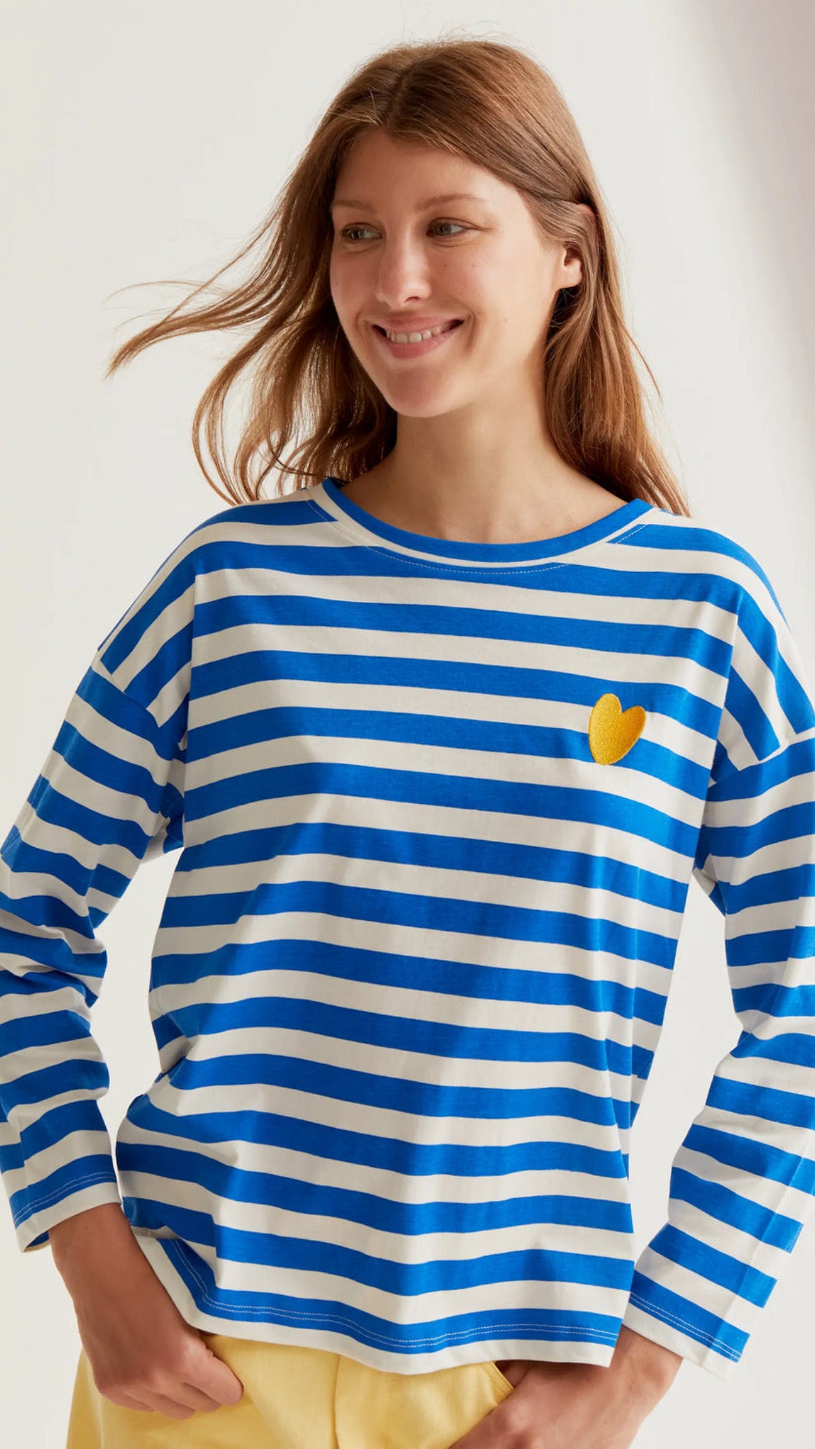 Camiseta con estampado de rayas y bordado de corazón