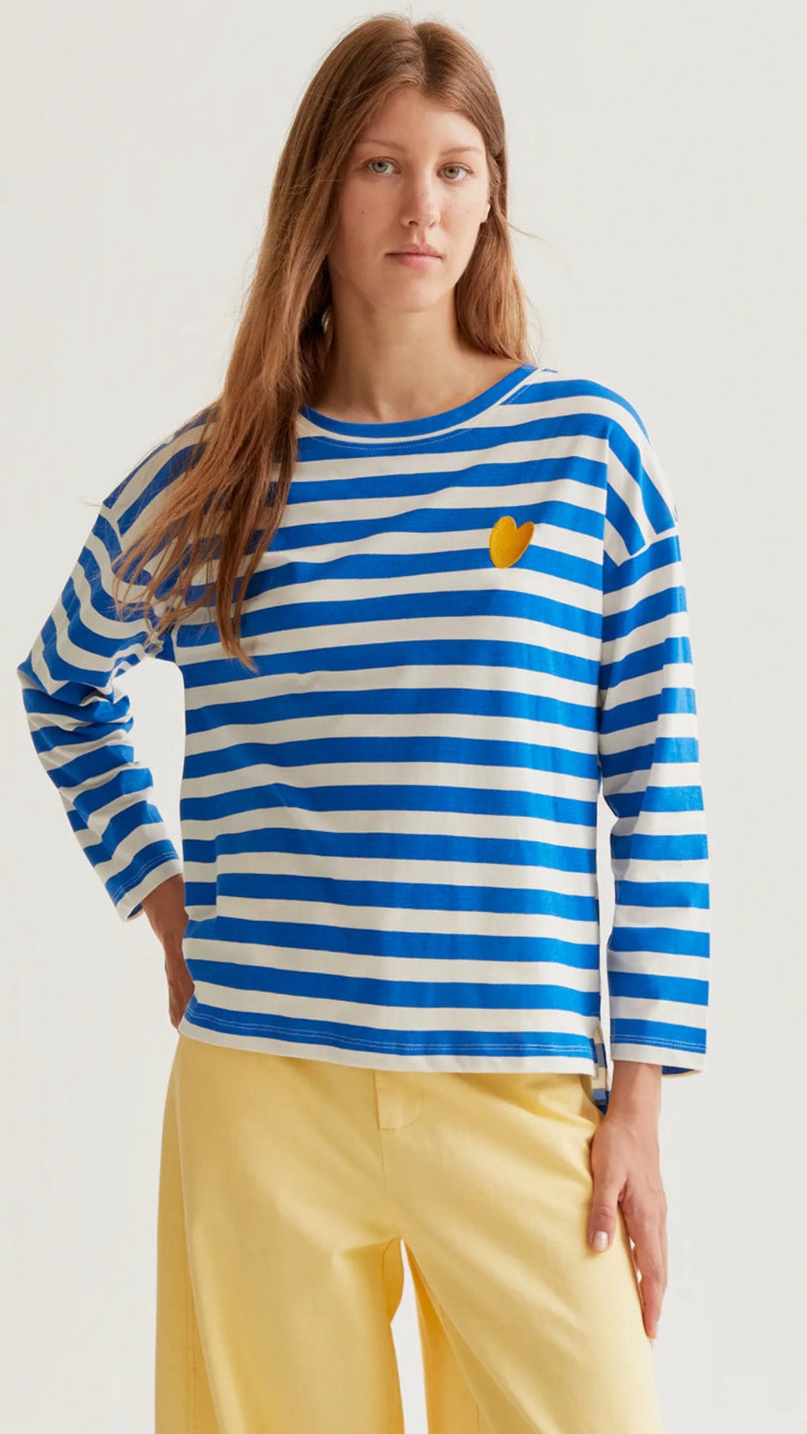 Camiseta con estampado de rayas y bordado de corazón