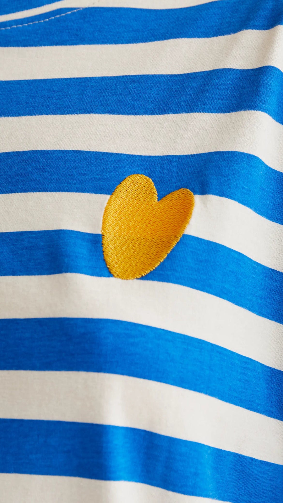 Camiseta con estampado de rayas y bordado de corazón
